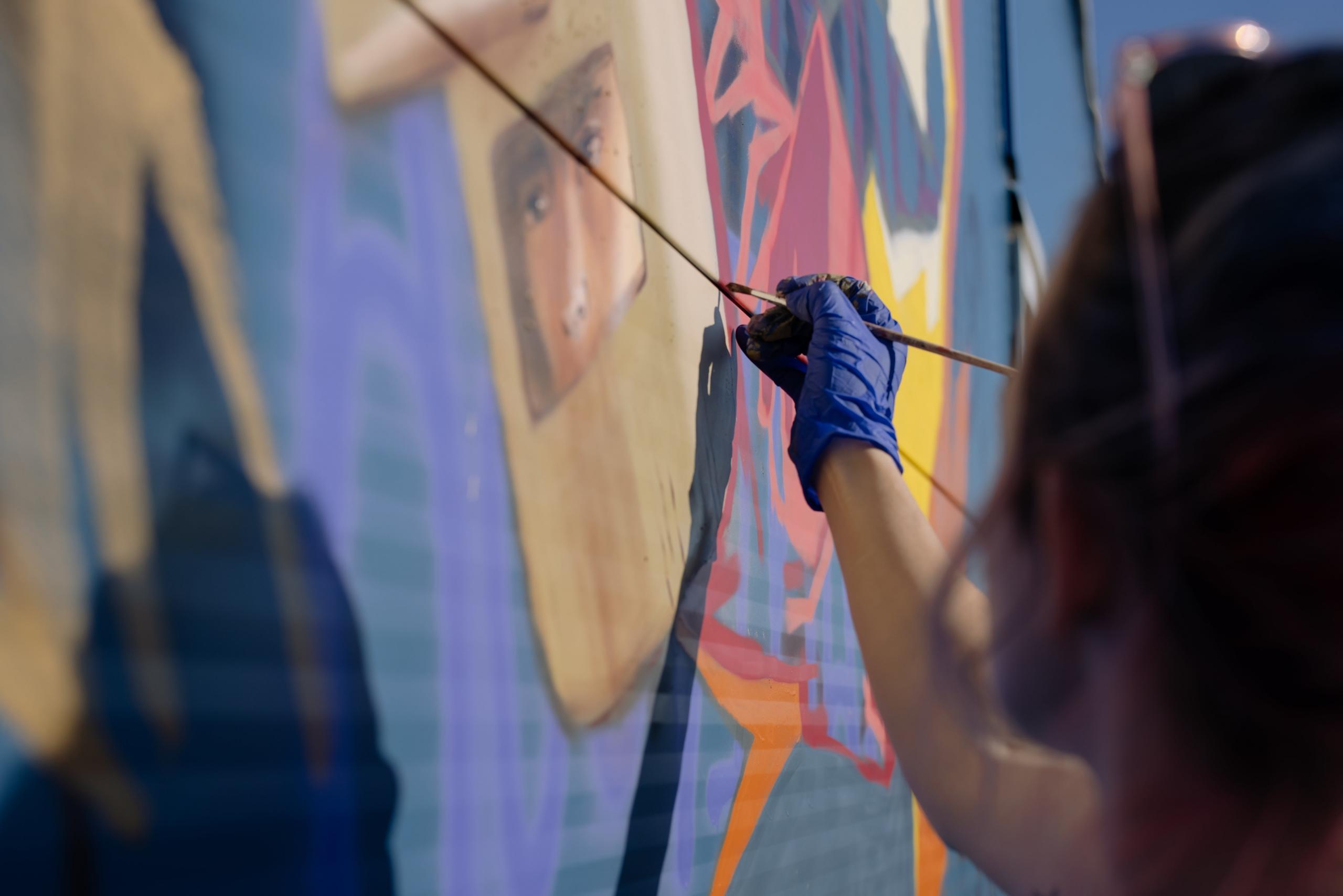 persona pintando un mural