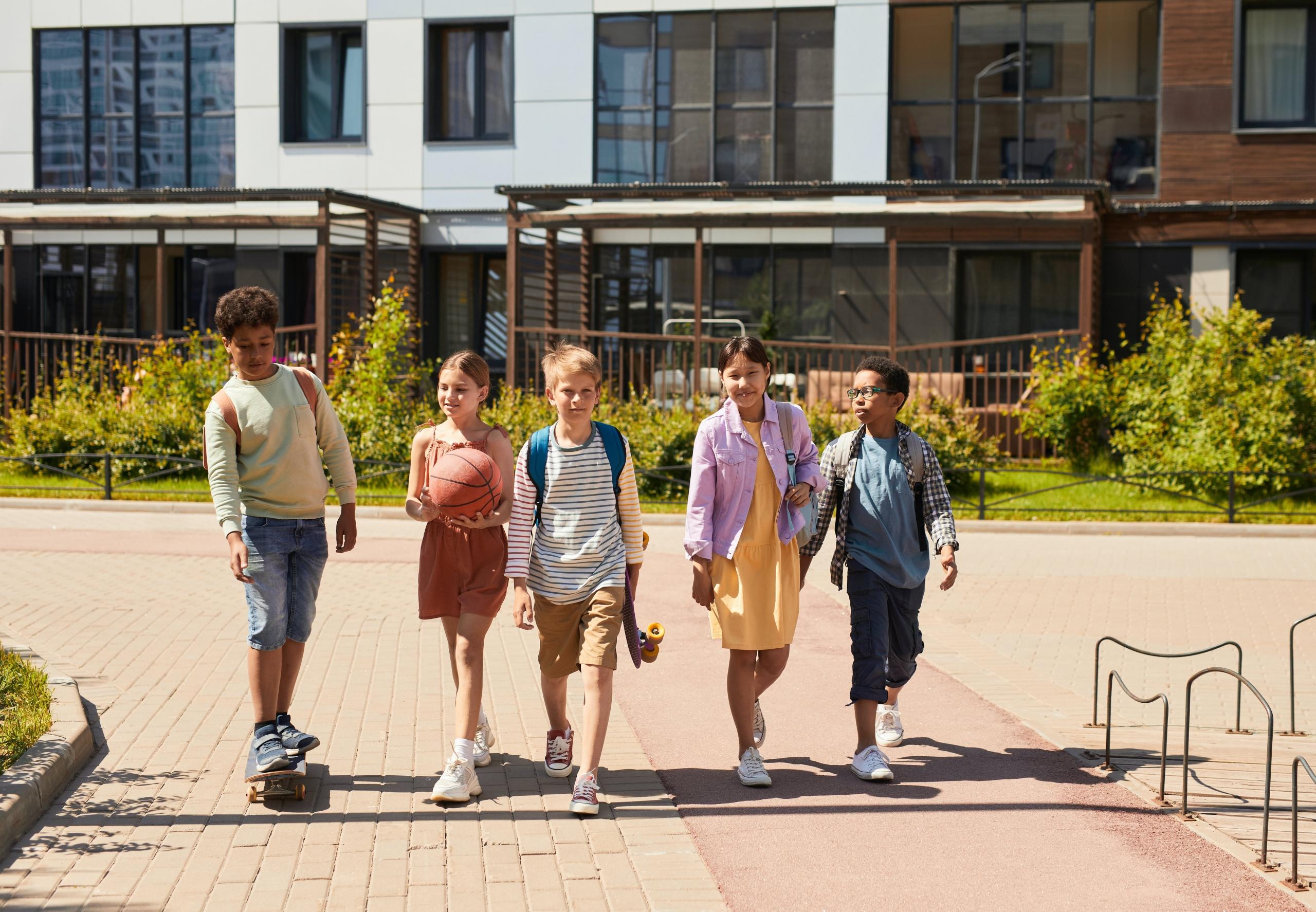 niños caminando en un colegio