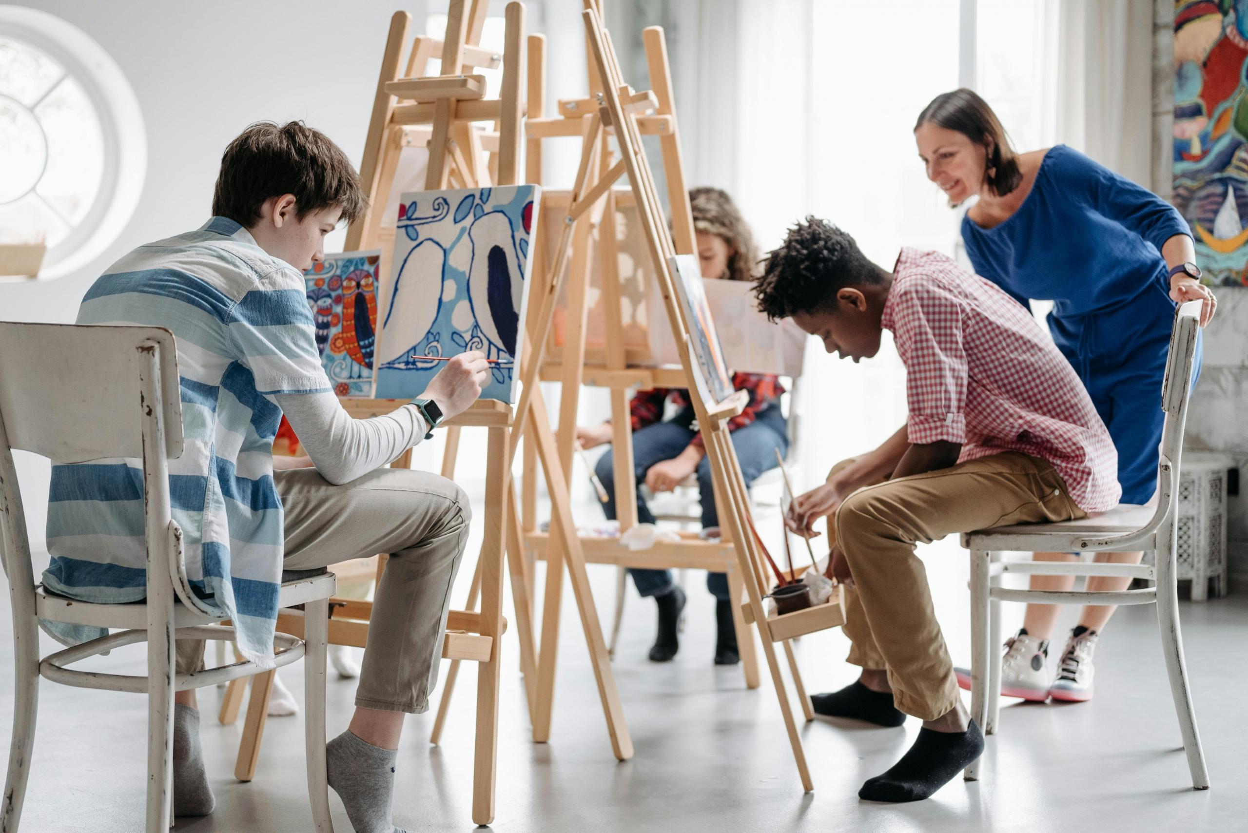 grupo de chicos durante una clase de pintura