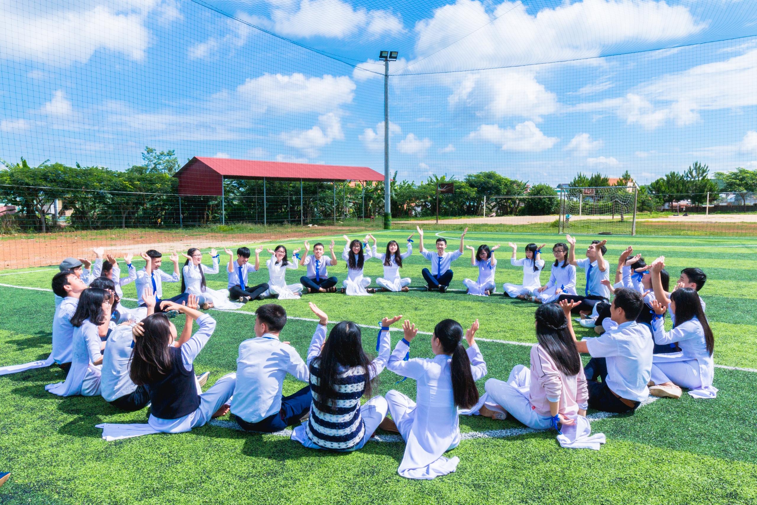 niños en un circulo en el colegio