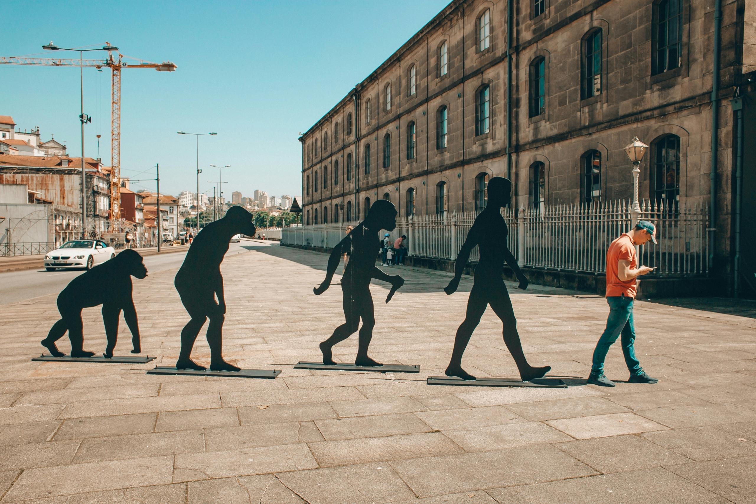 escultura que muestra la evolucion del hombre