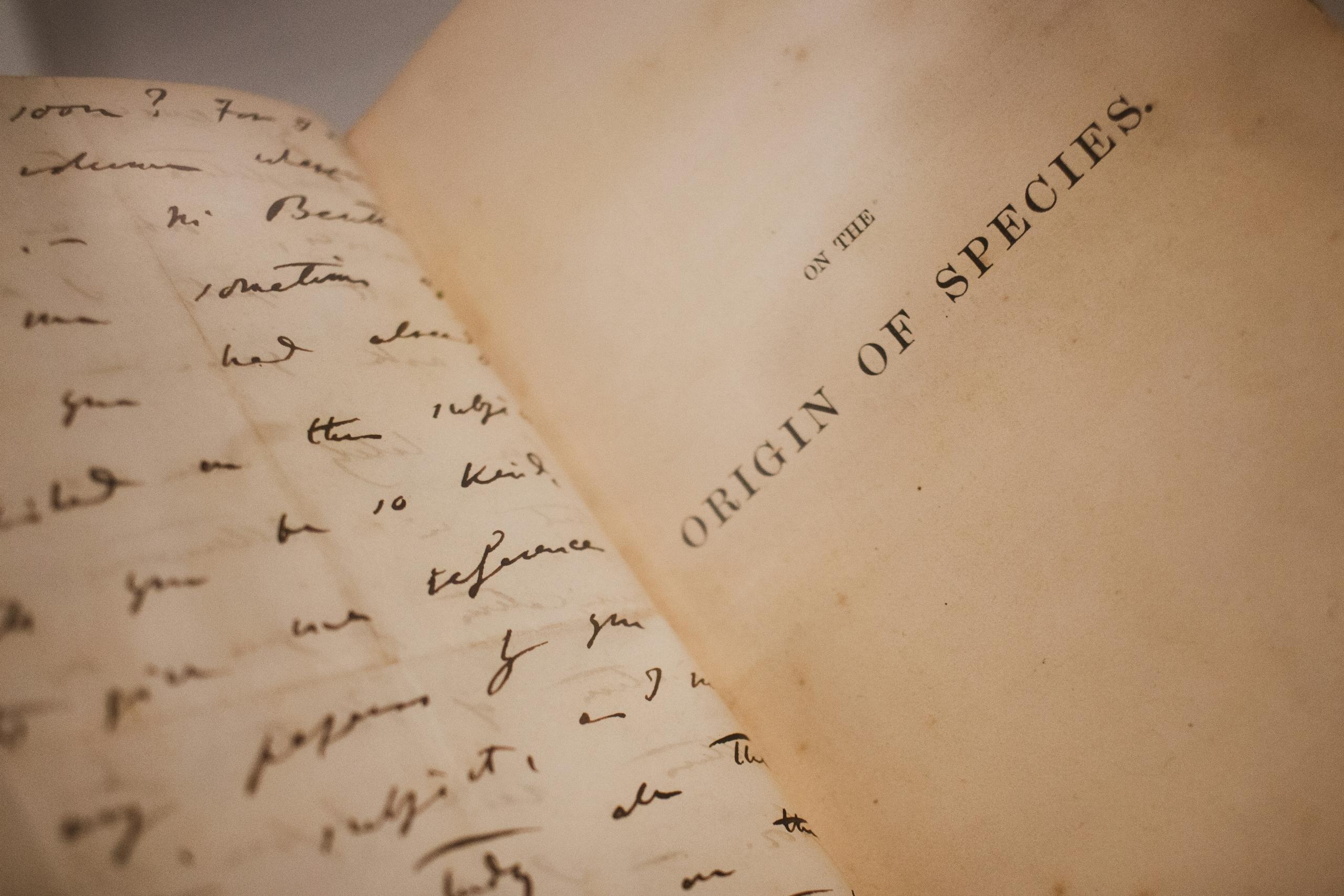 ejemplar de Sobre el origen de las especies de Darwin