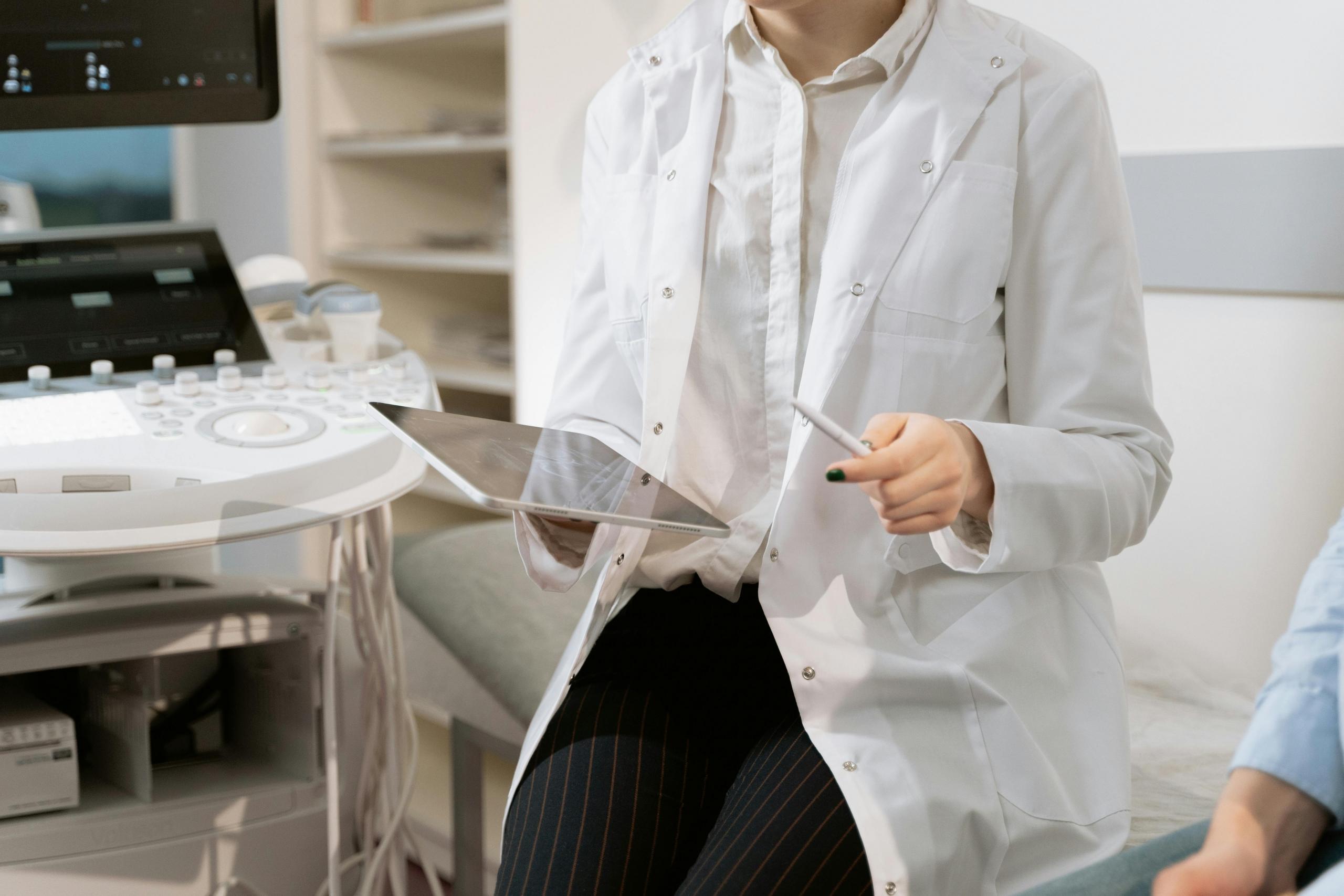 medico en una consulta con ipad en la mano