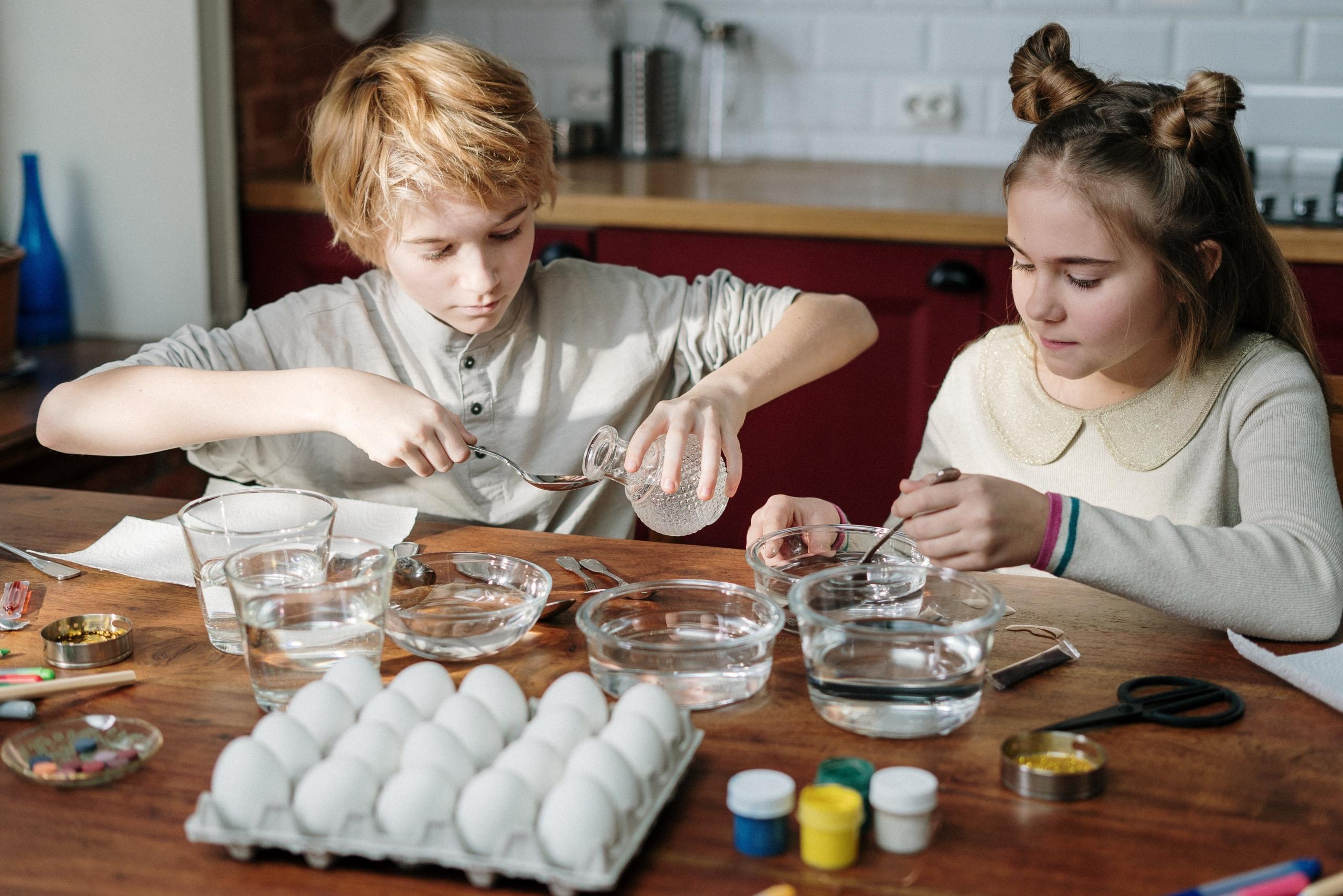 chicos haciendo un experimento