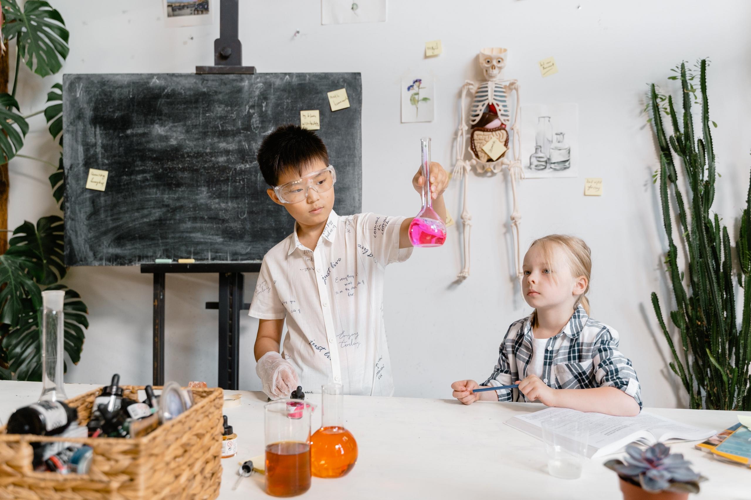 niños haciendo un experimento