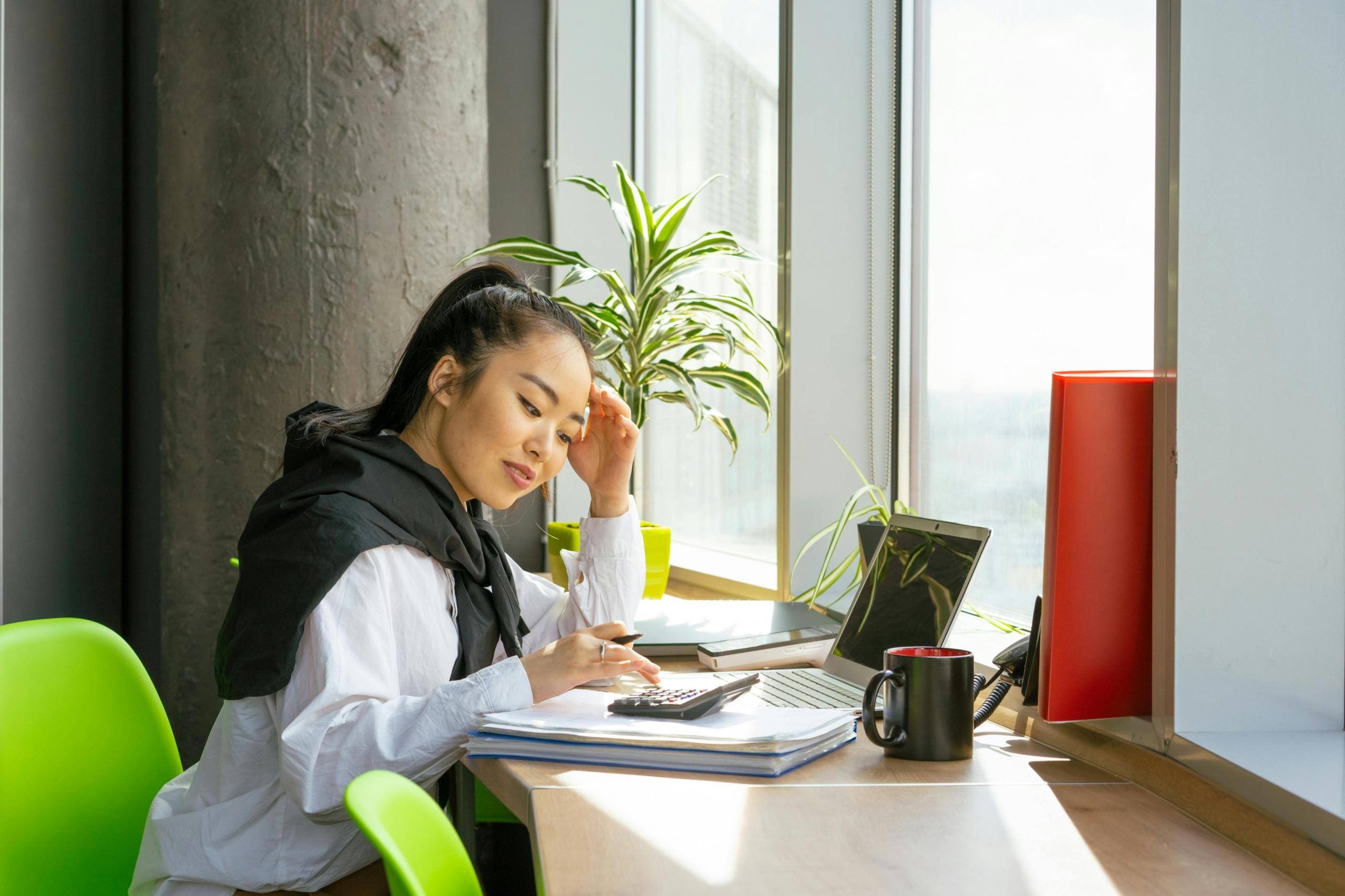 mujer llevando la contabilidad