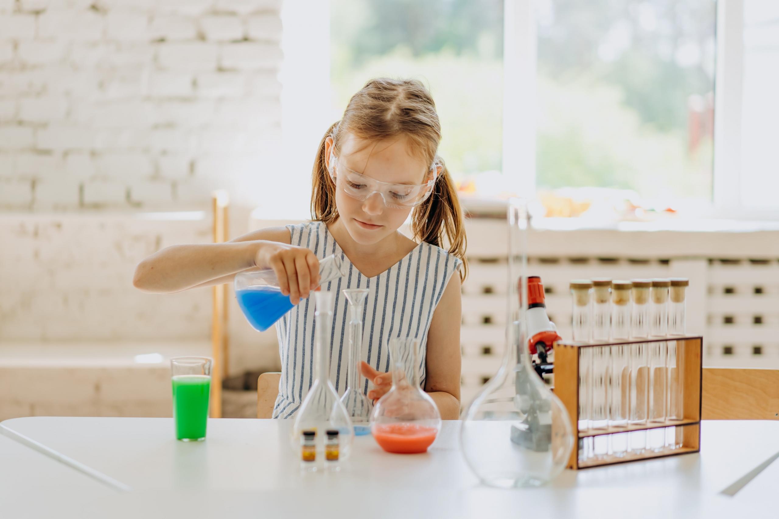 nina haciendo un experimento de quimica