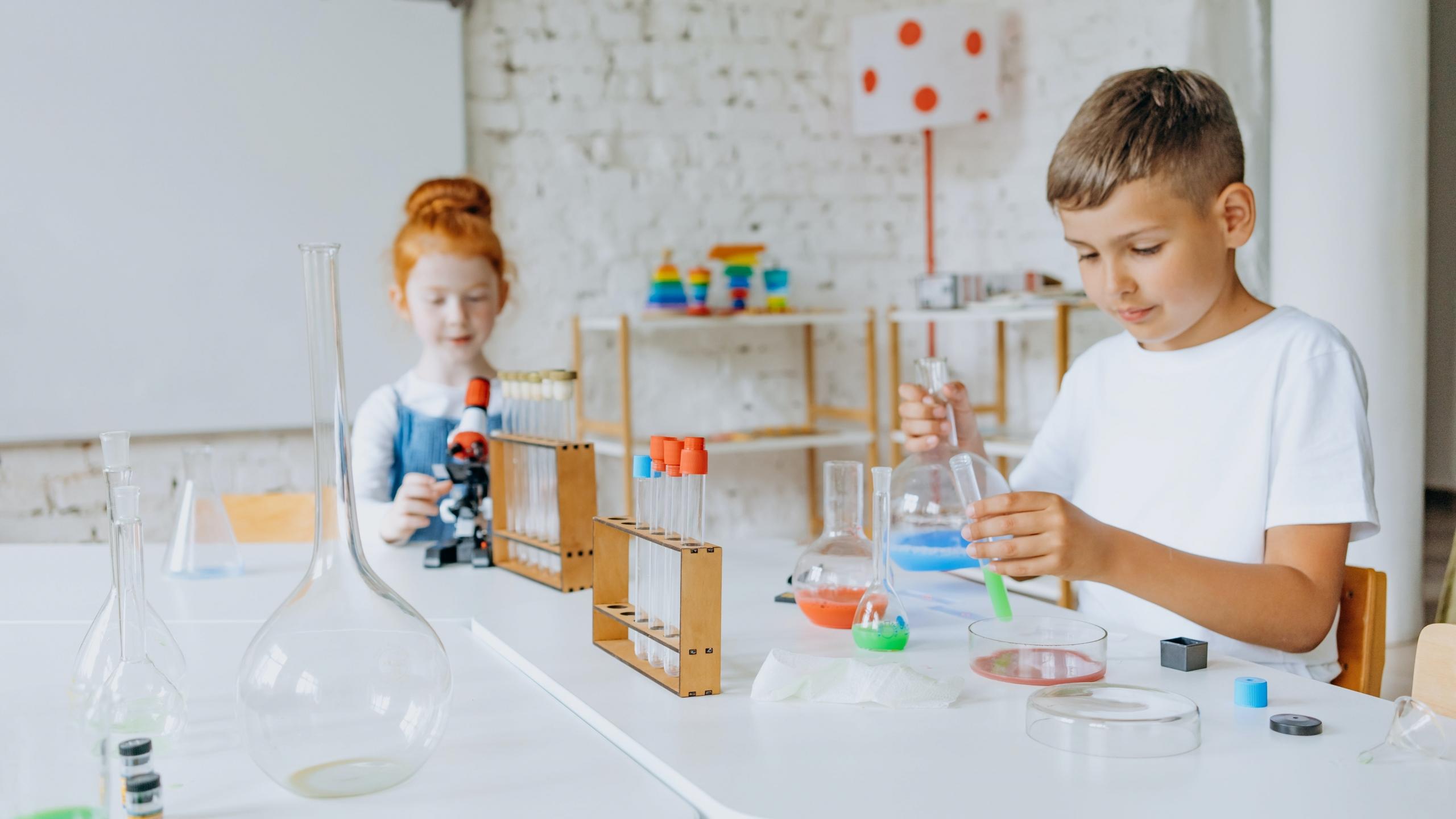 niños haciendo un experimento
