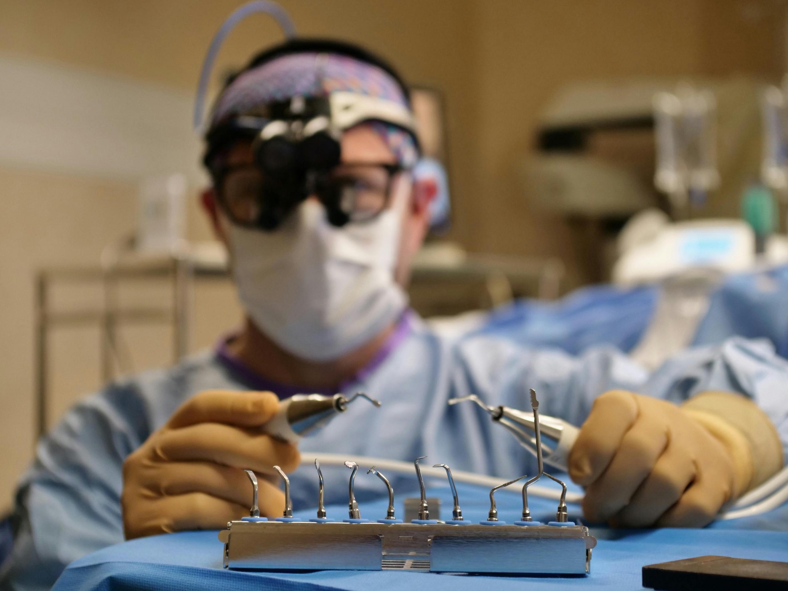 medico en plena cirugia