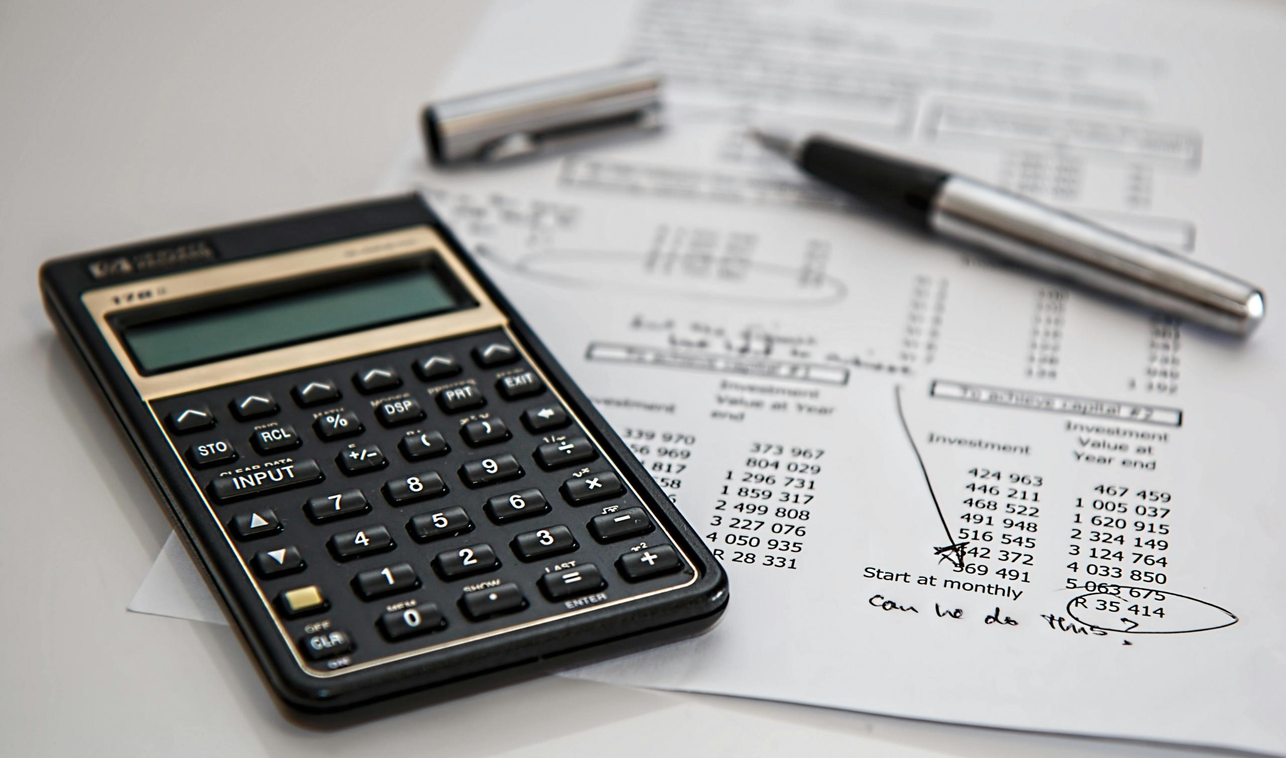 calculadora y hoja con cuentas