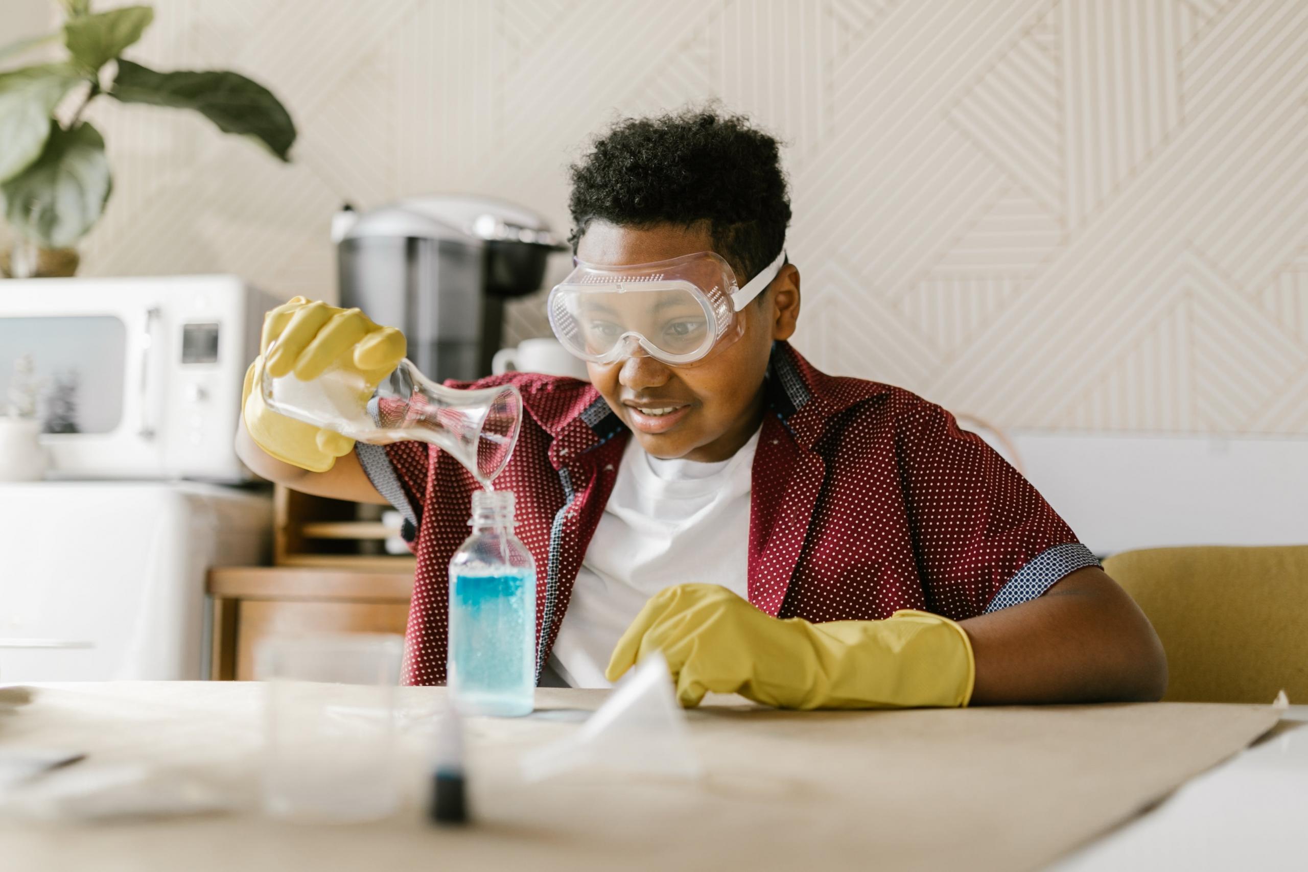 alumno haciendo un experimento en qumica