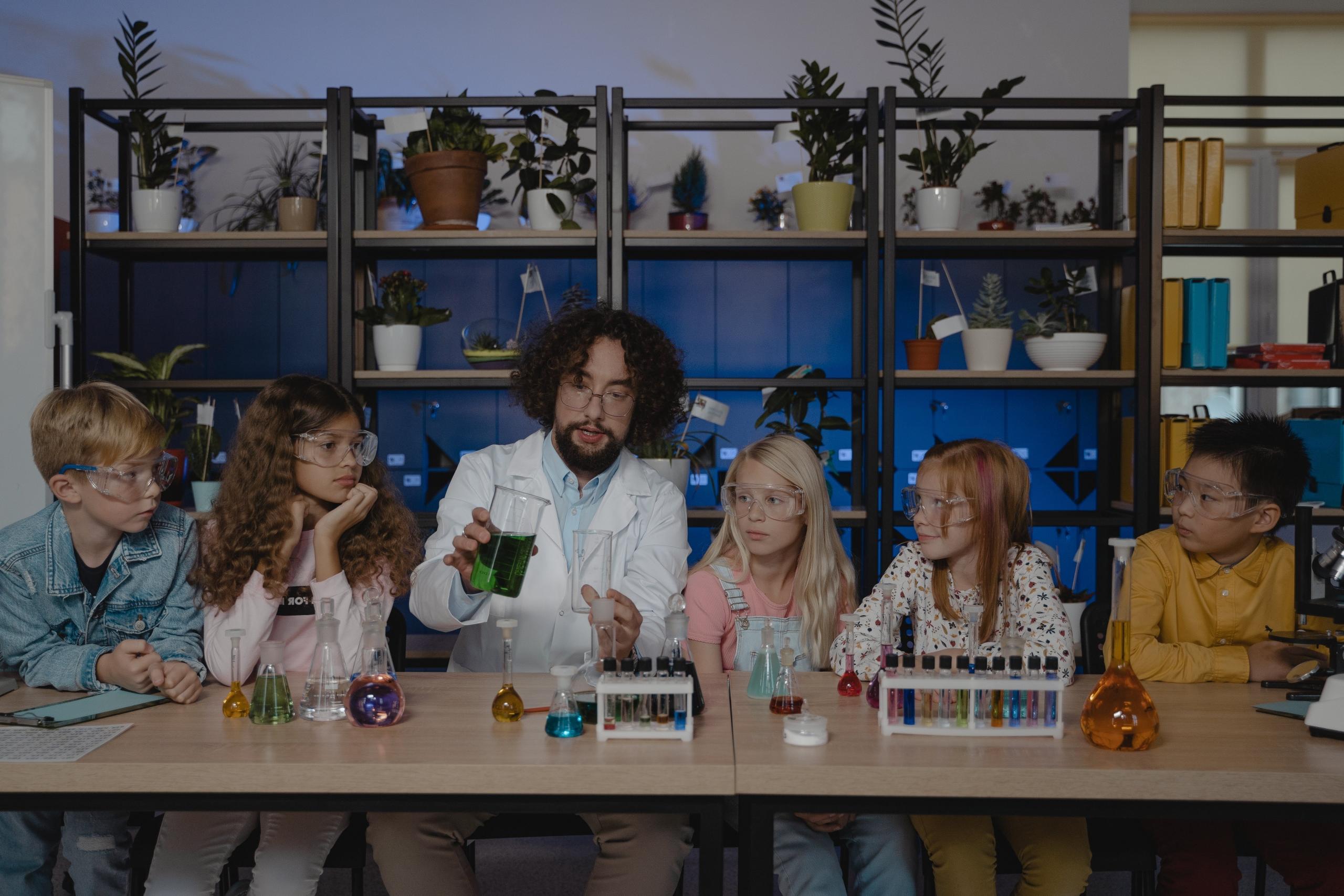 clase de quimica profesor y alumnitas