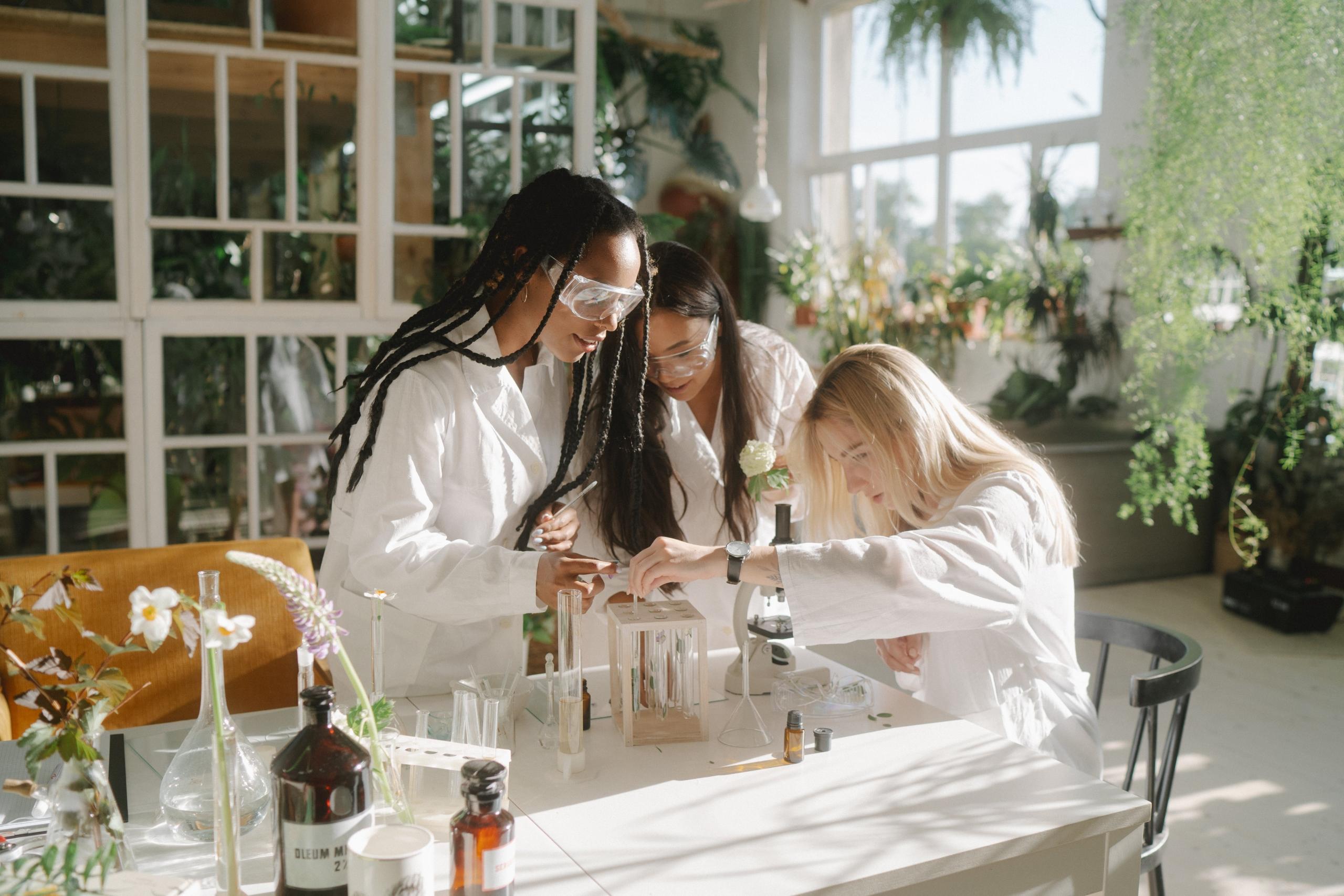 jovenes haciendo un experimento