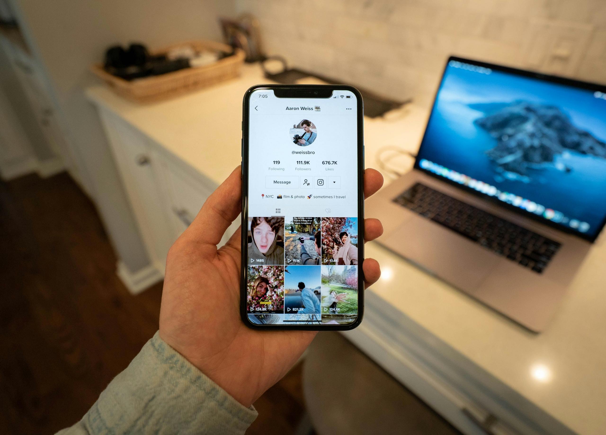 celular con cuenta de tiktok abierta