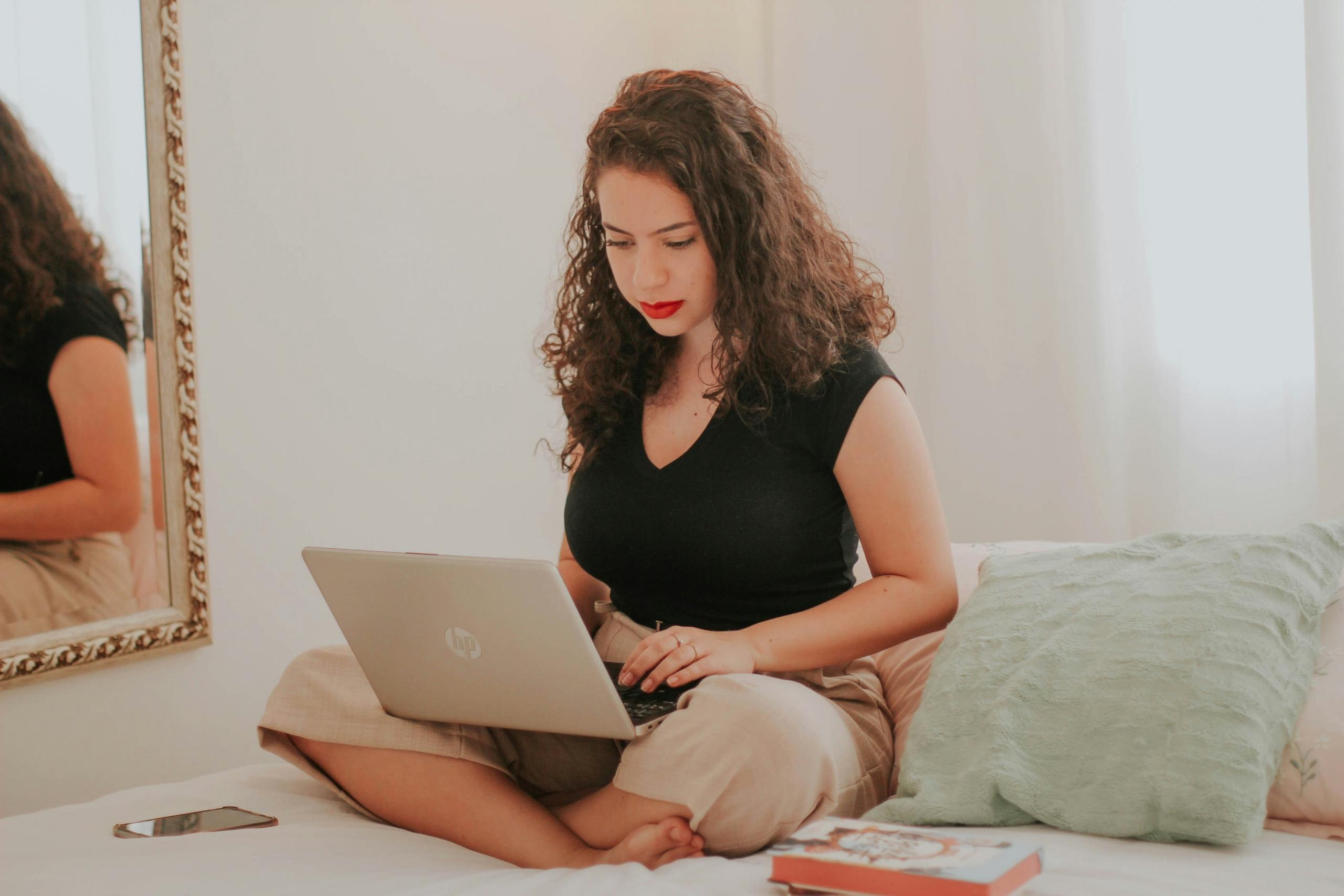 persona con computadora sentada