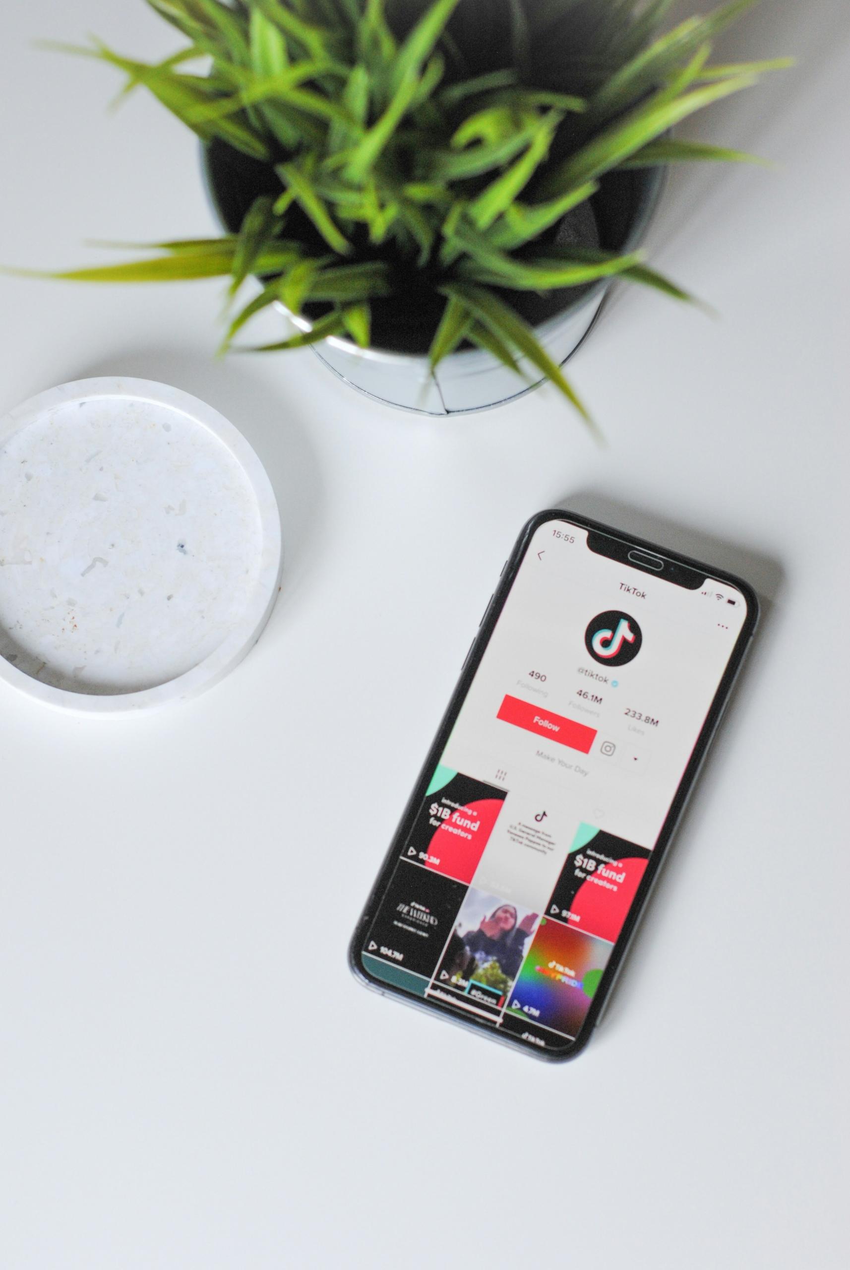 celular con tiktok abierto