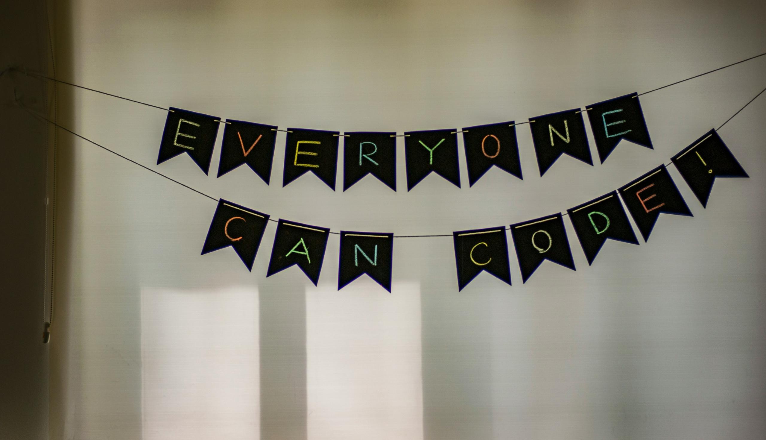 cartel que dice "everybody can code"