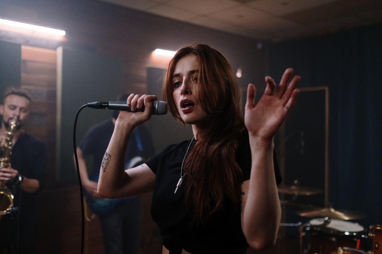 Mujer cantando con su banda