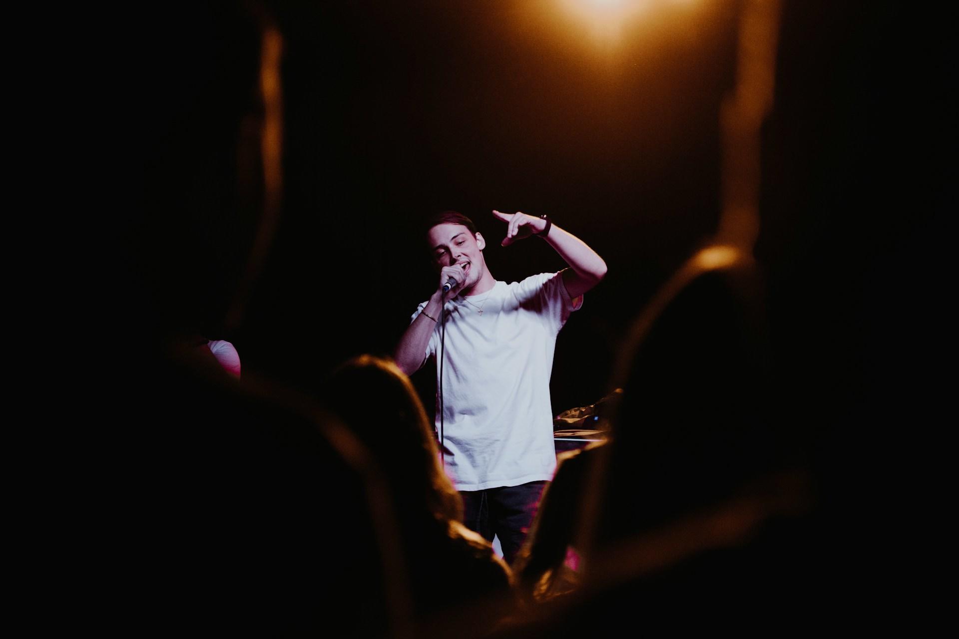 Chico cantando en el escenario 