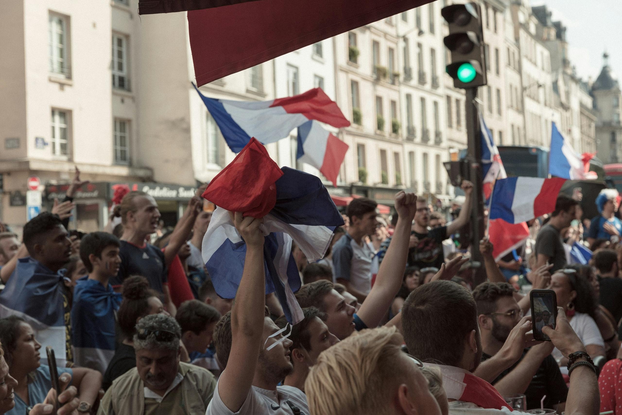 personas francesas celebrando en la calle