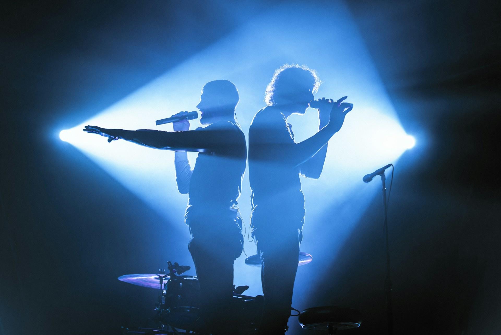 Artistas cantando