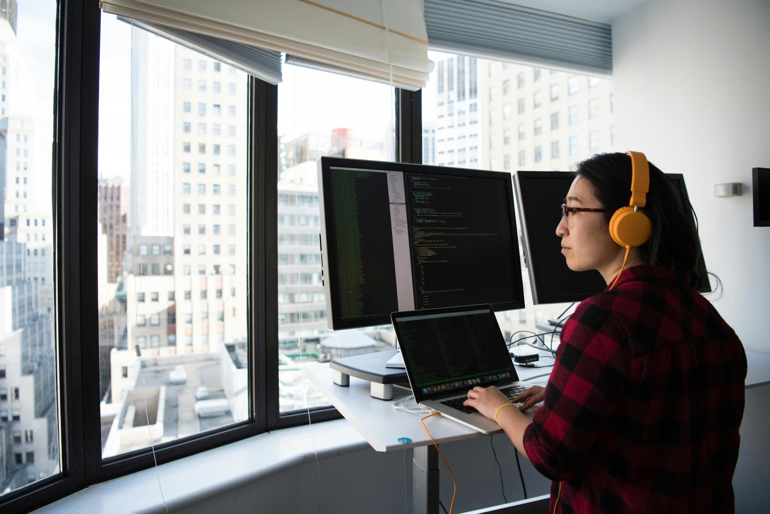 persona trabajando en computadora frente a ventana