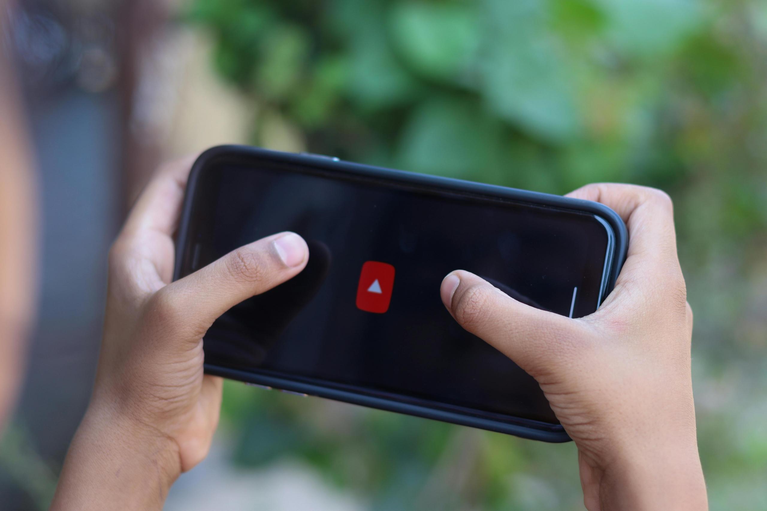 celular con youtube abierto