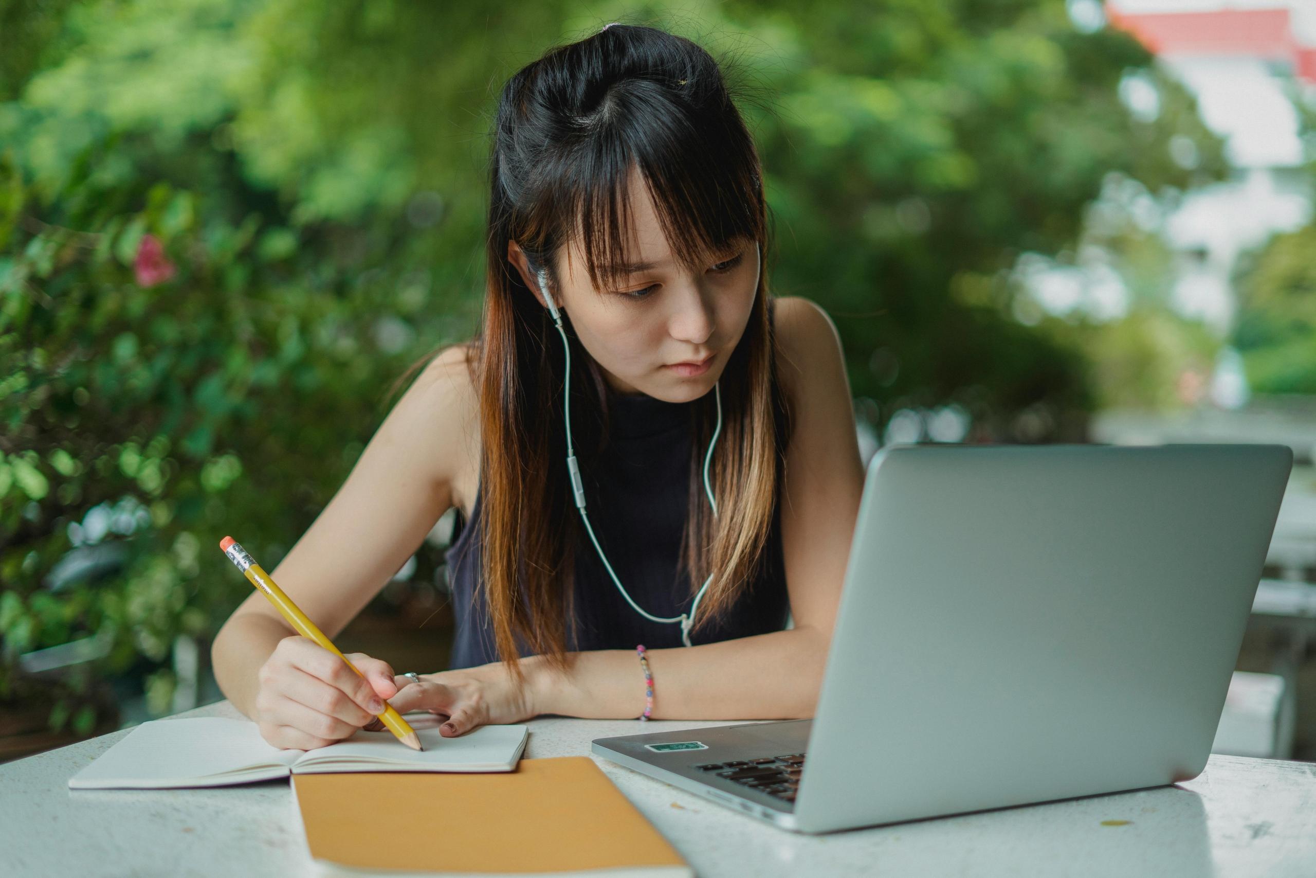 persona estudiando con computadora