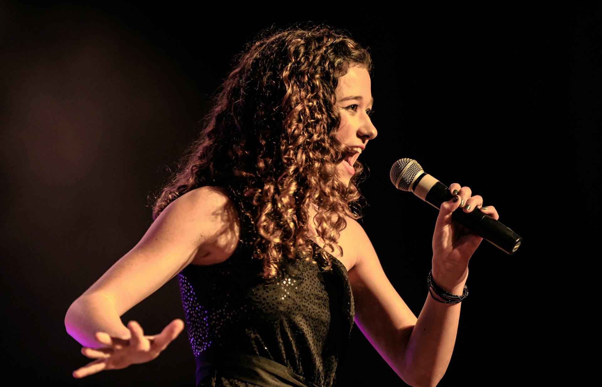 Mujer cantando