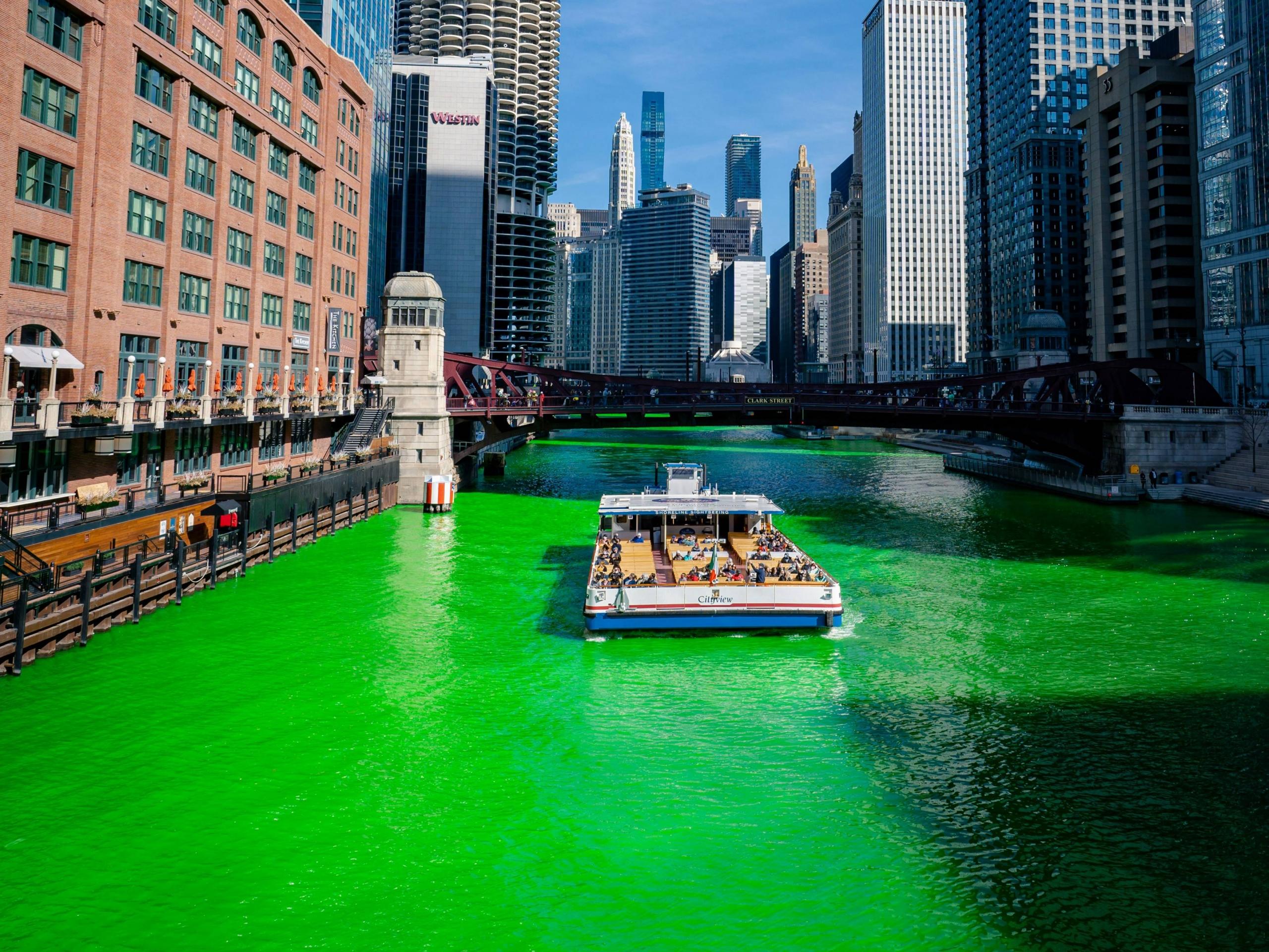 rio en chicago teñido de verde por san patricio