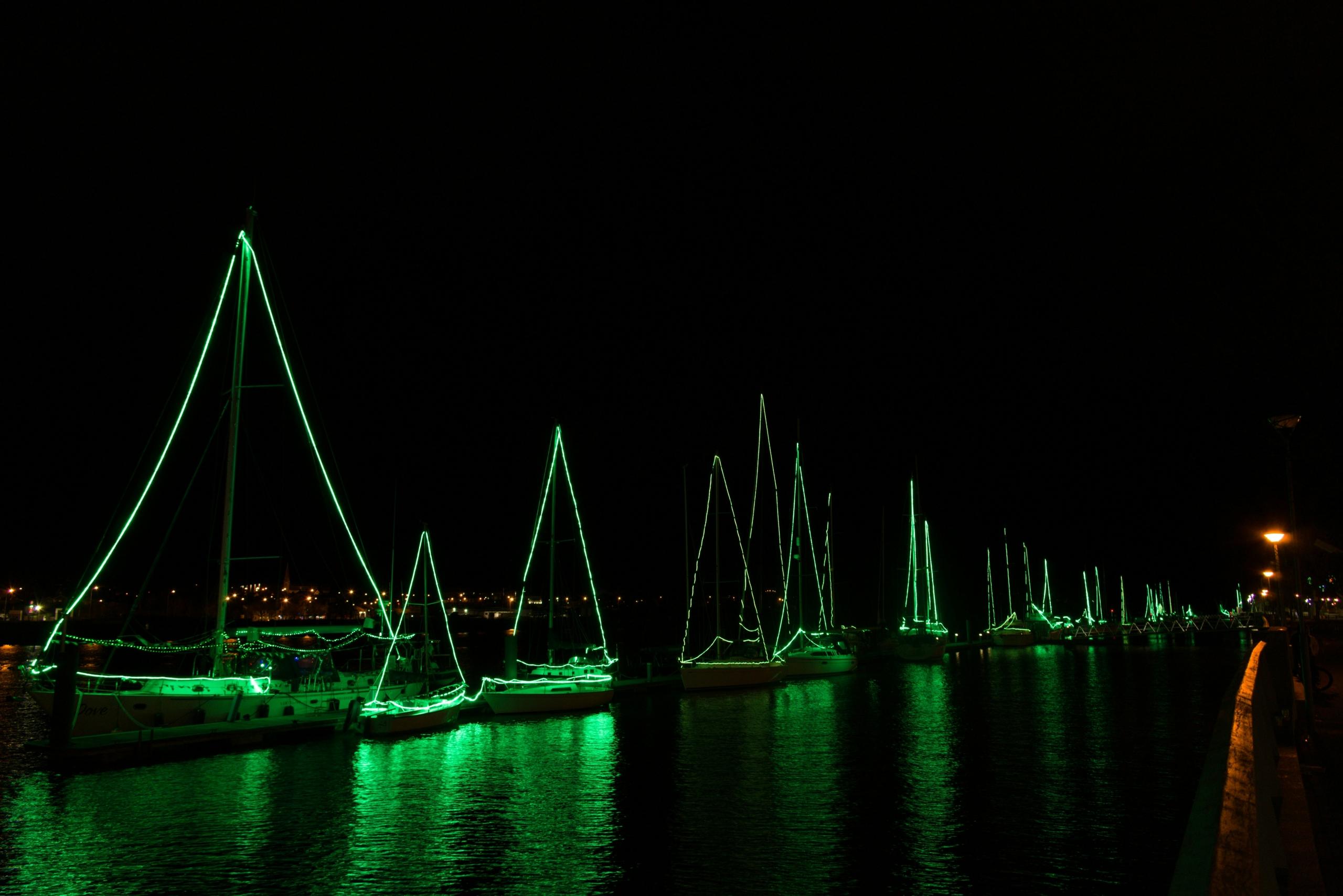 barcos iluminados de verde