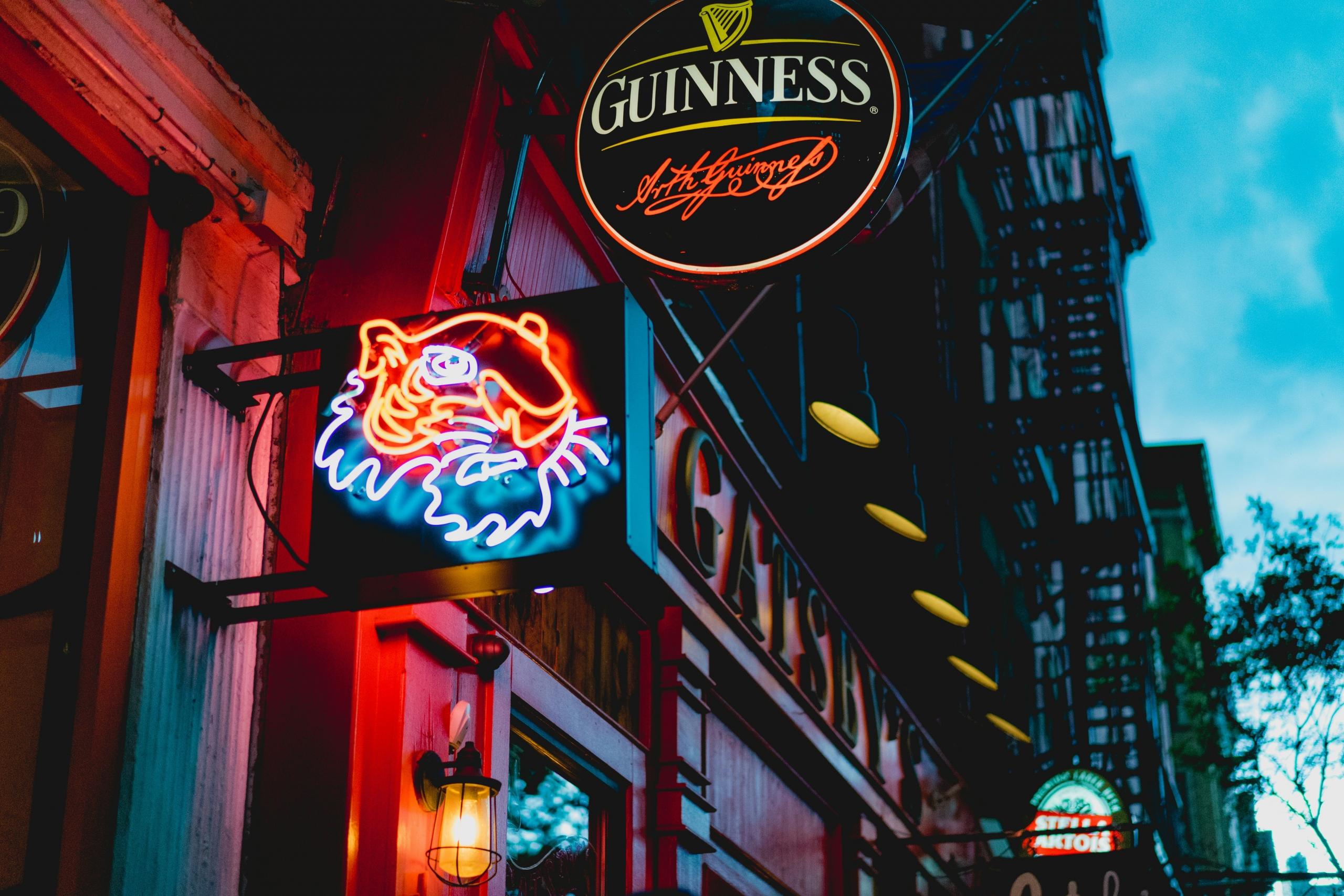 bar con cartel de marca guinness