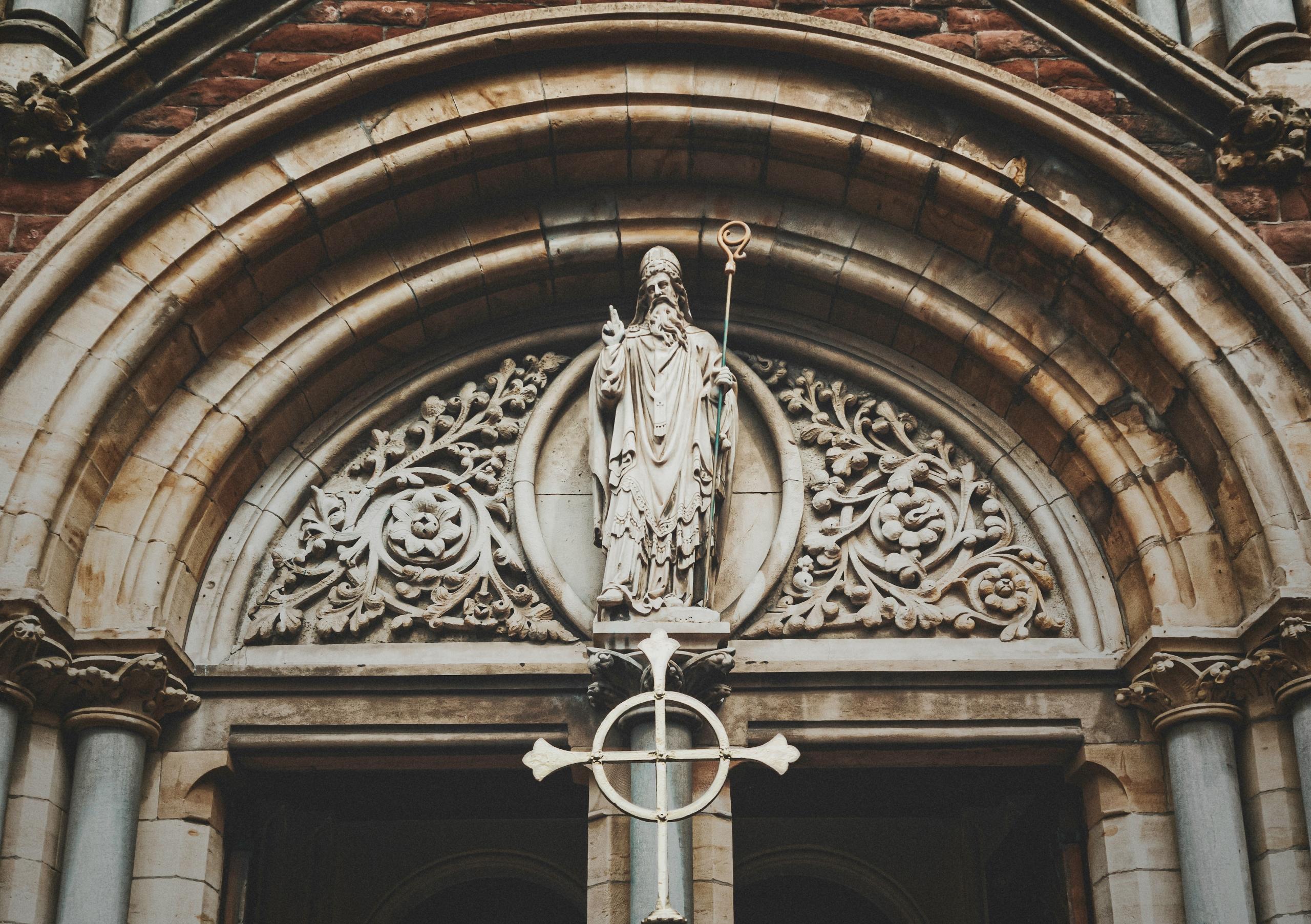 frente de iglesia con san patricio