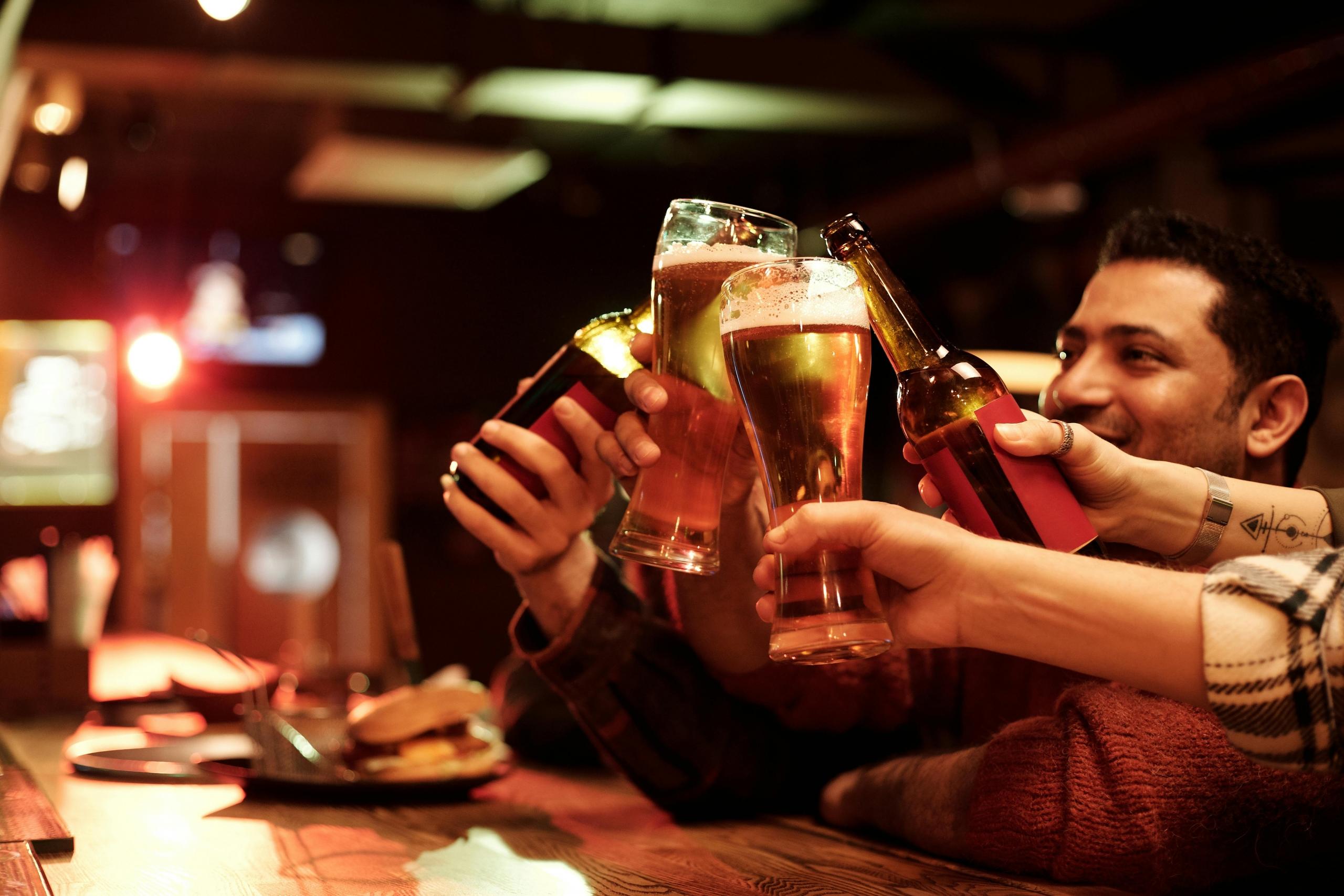 personas haciendo un brindis con cerveza