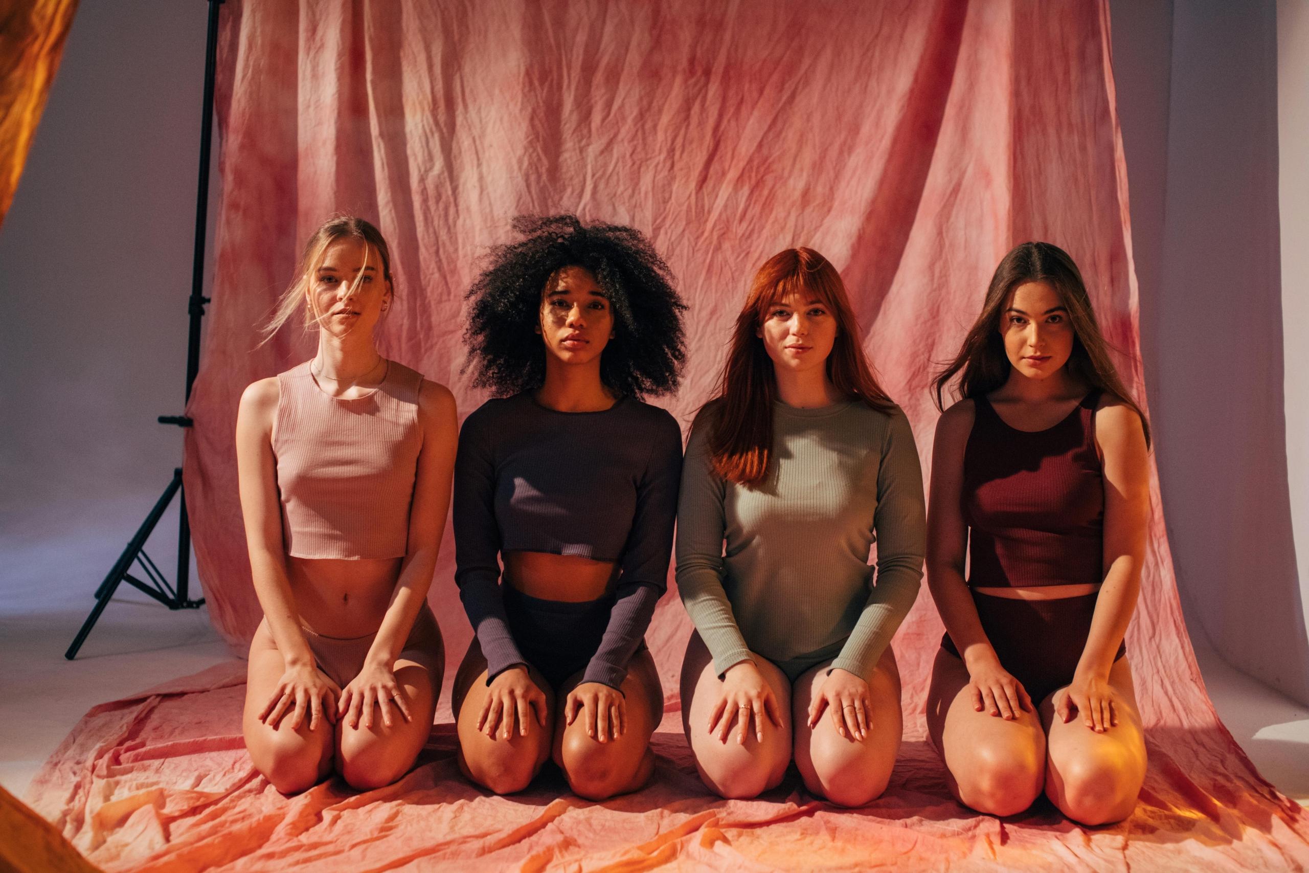 mujeres sentadas