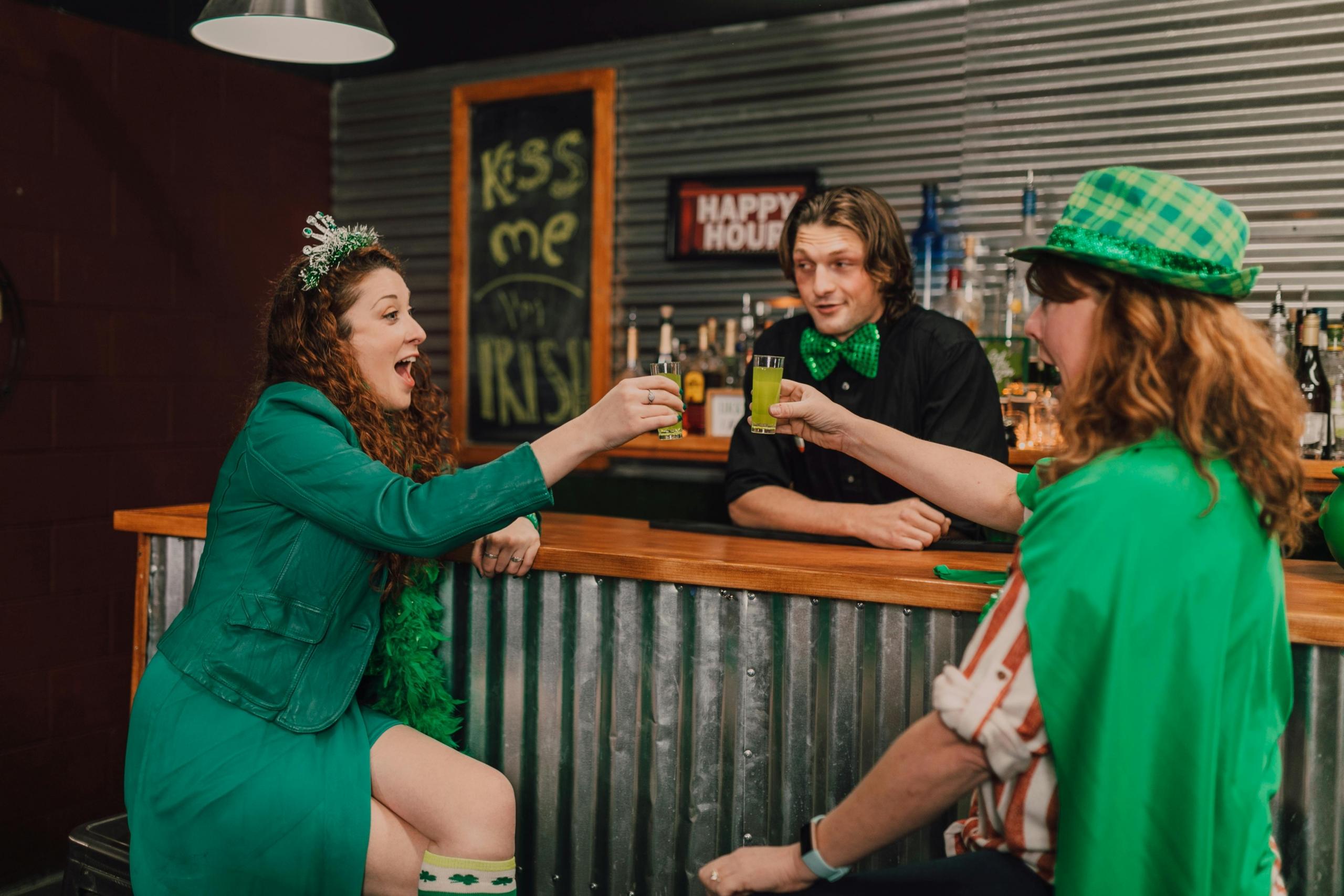 personas en bar celebrando el dia de san patricio