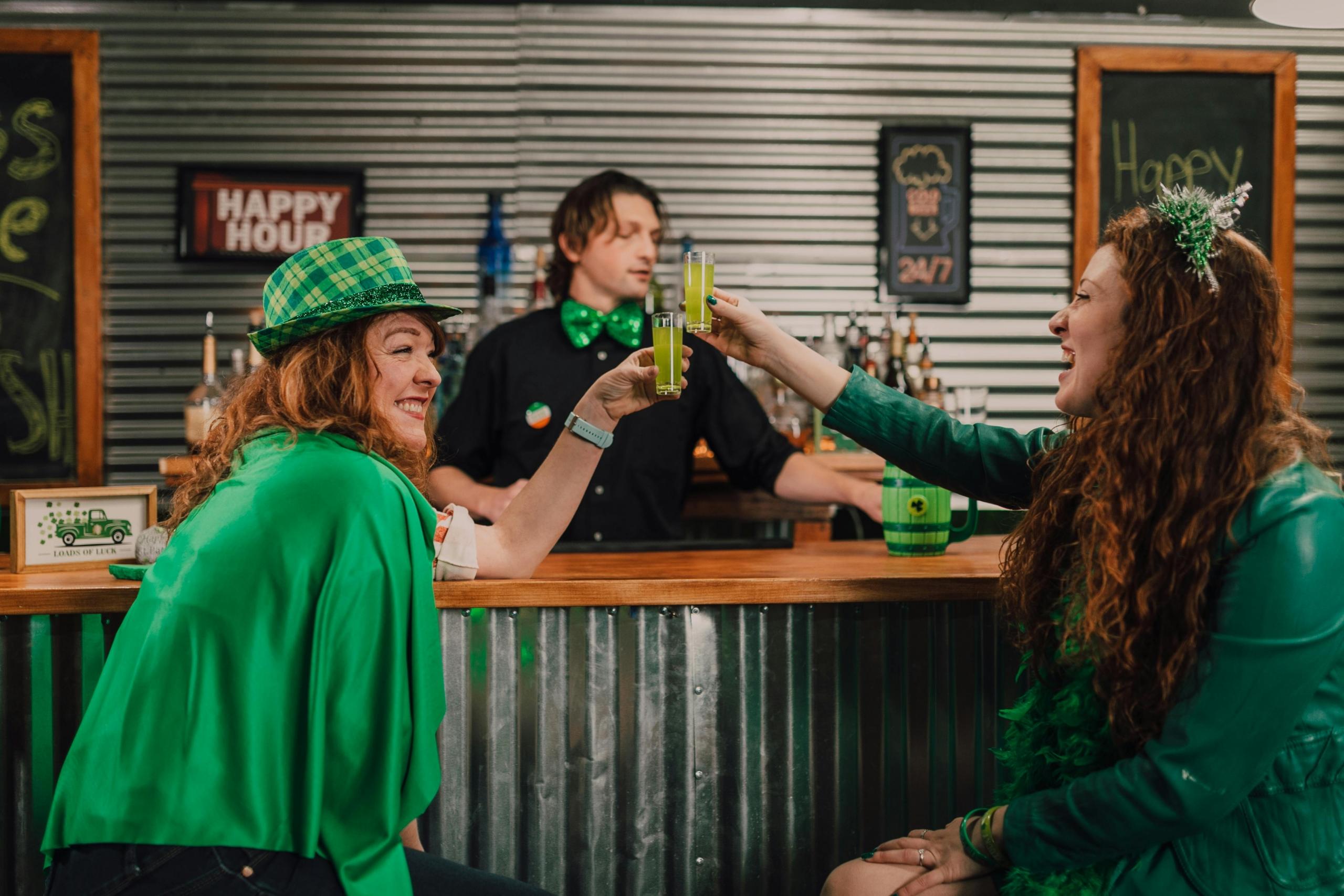 personas festejando san patricio en un bar