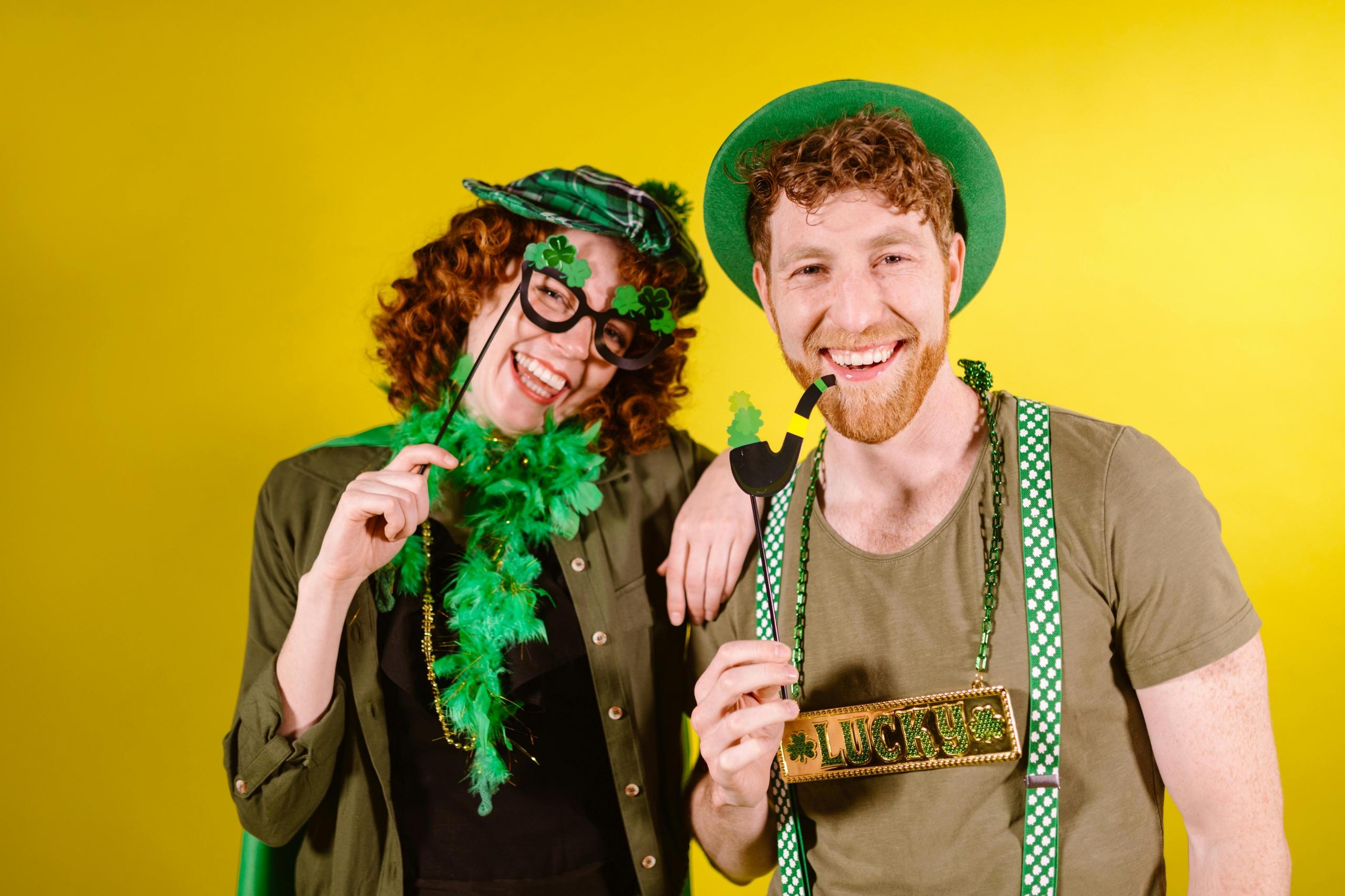 personas festejando el día de san patricio