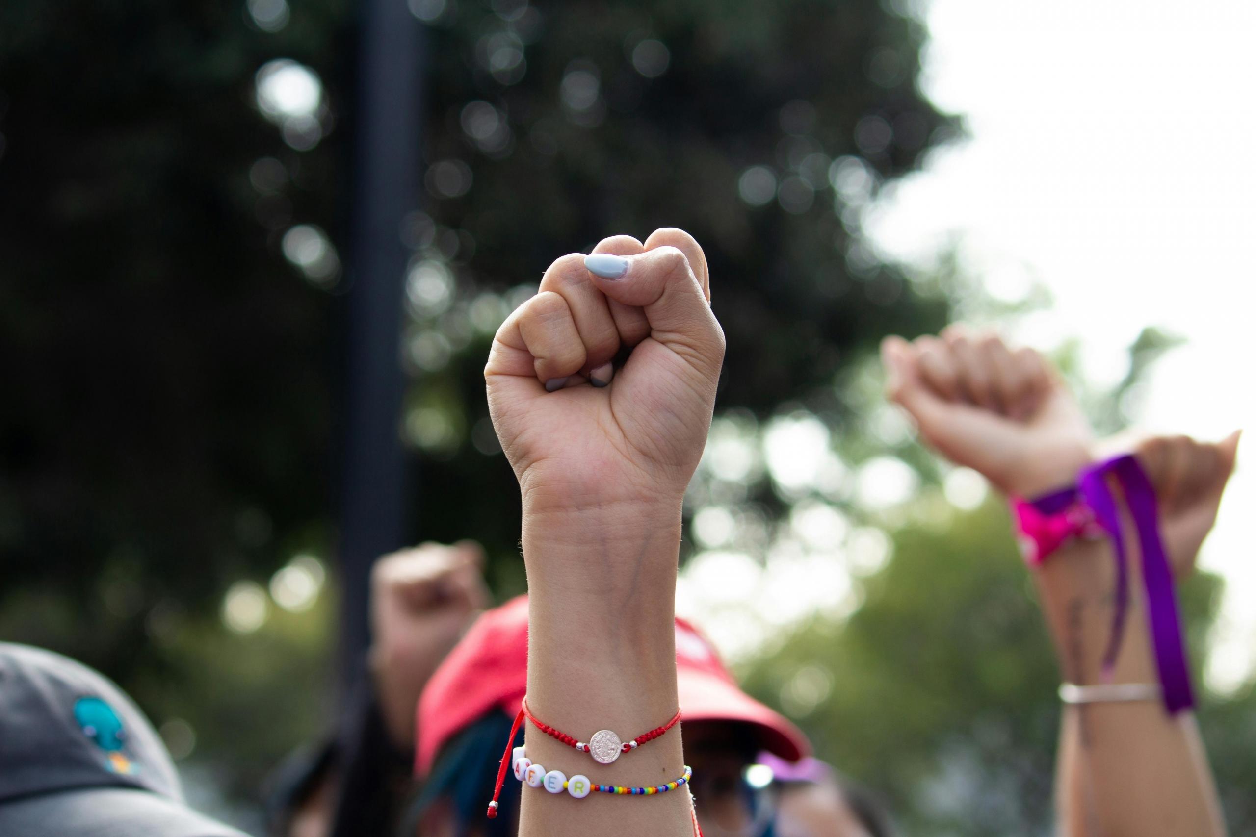 Puño de mujer al aire en señal de protesta