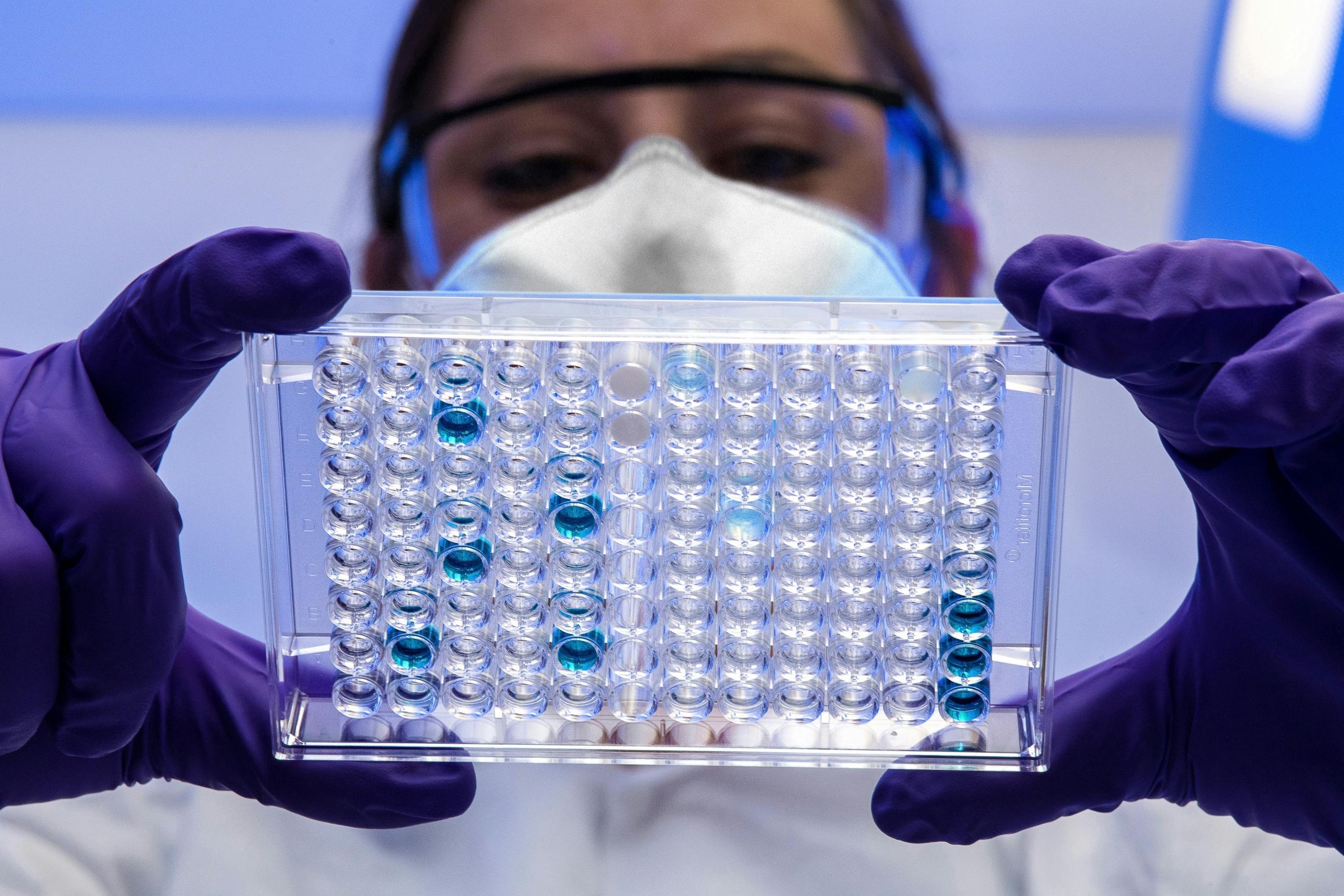 científica trabajando con muestras
