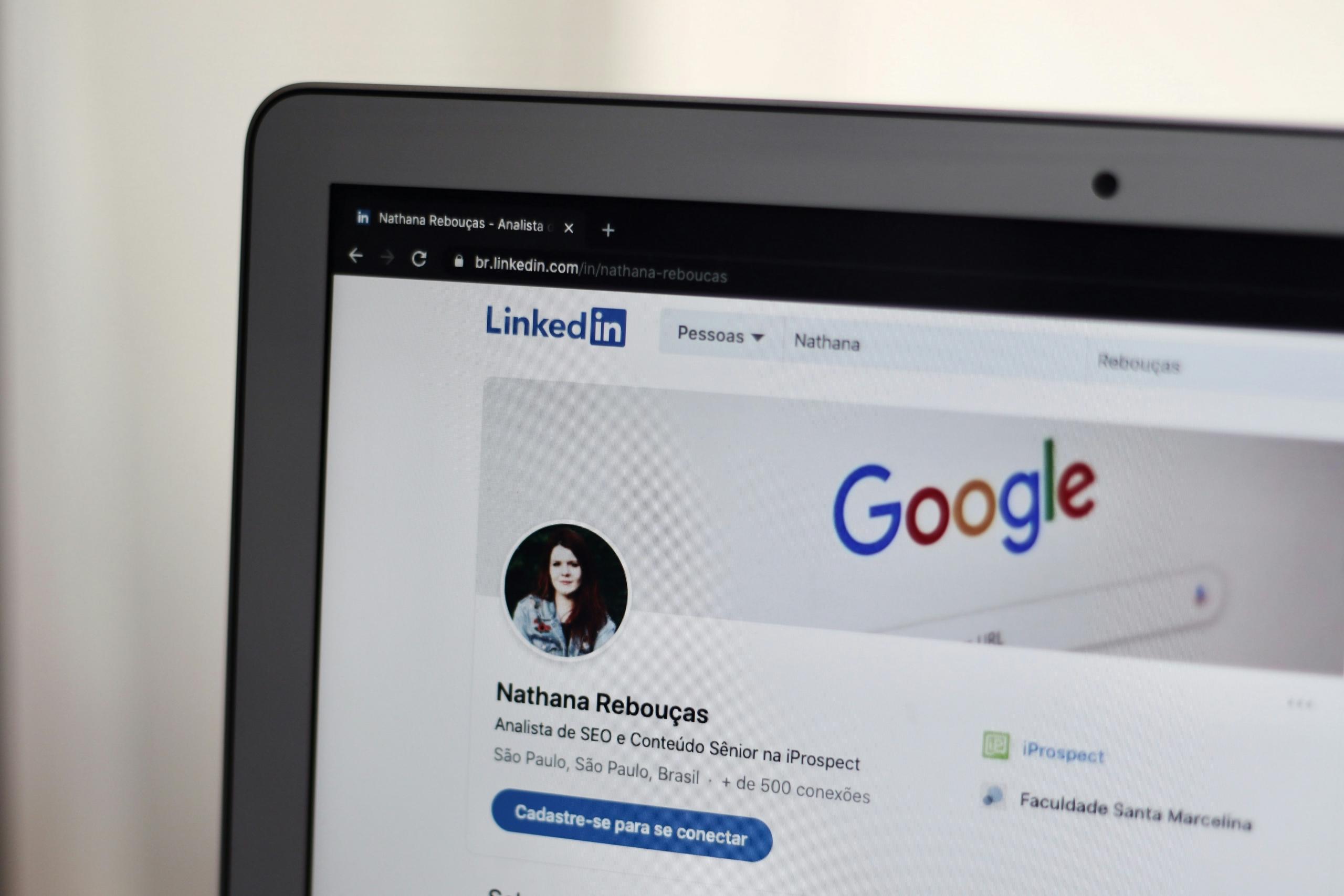 captura computadora con linkedin abierto