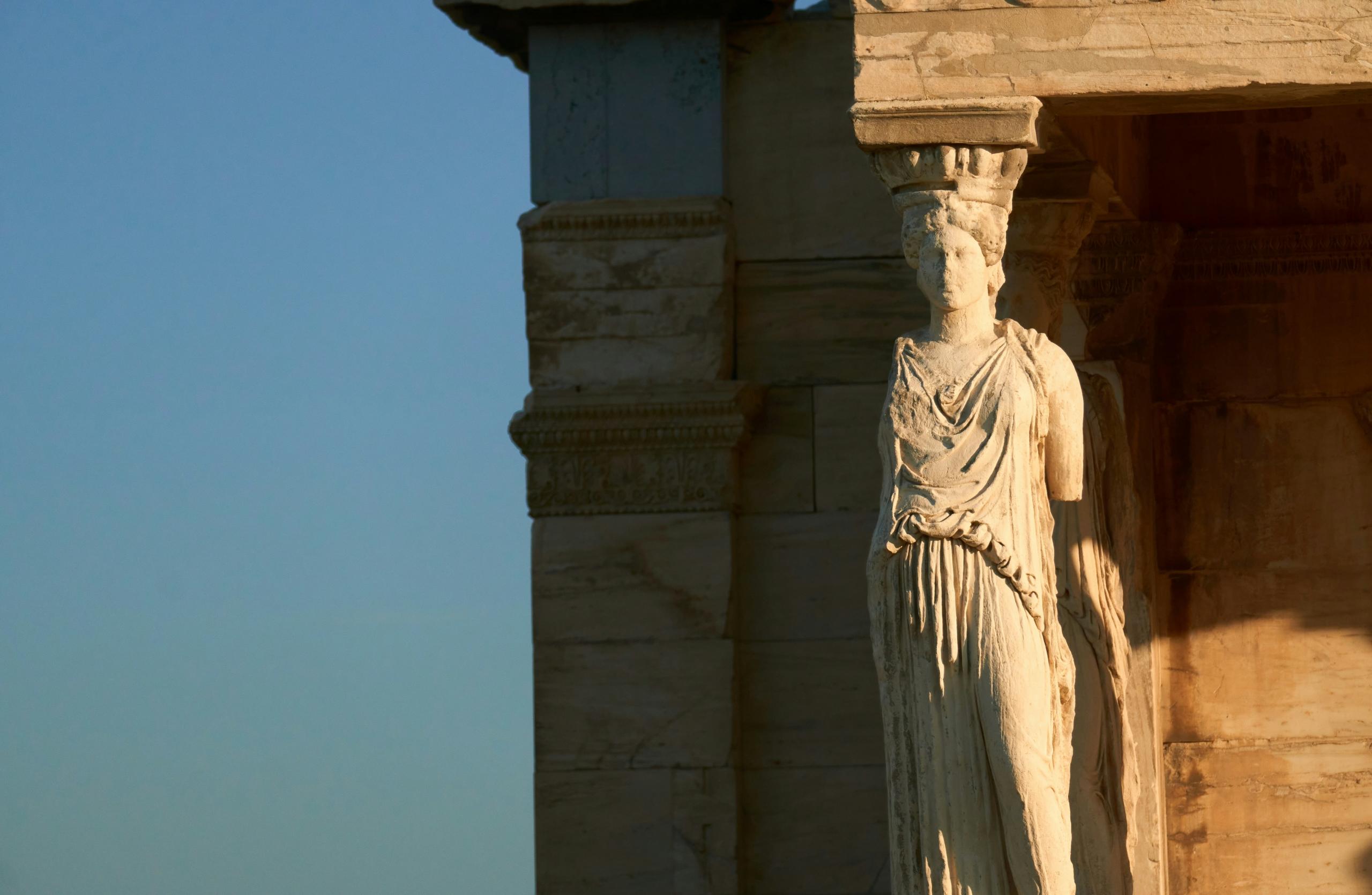 escultura en acropolis de atenas