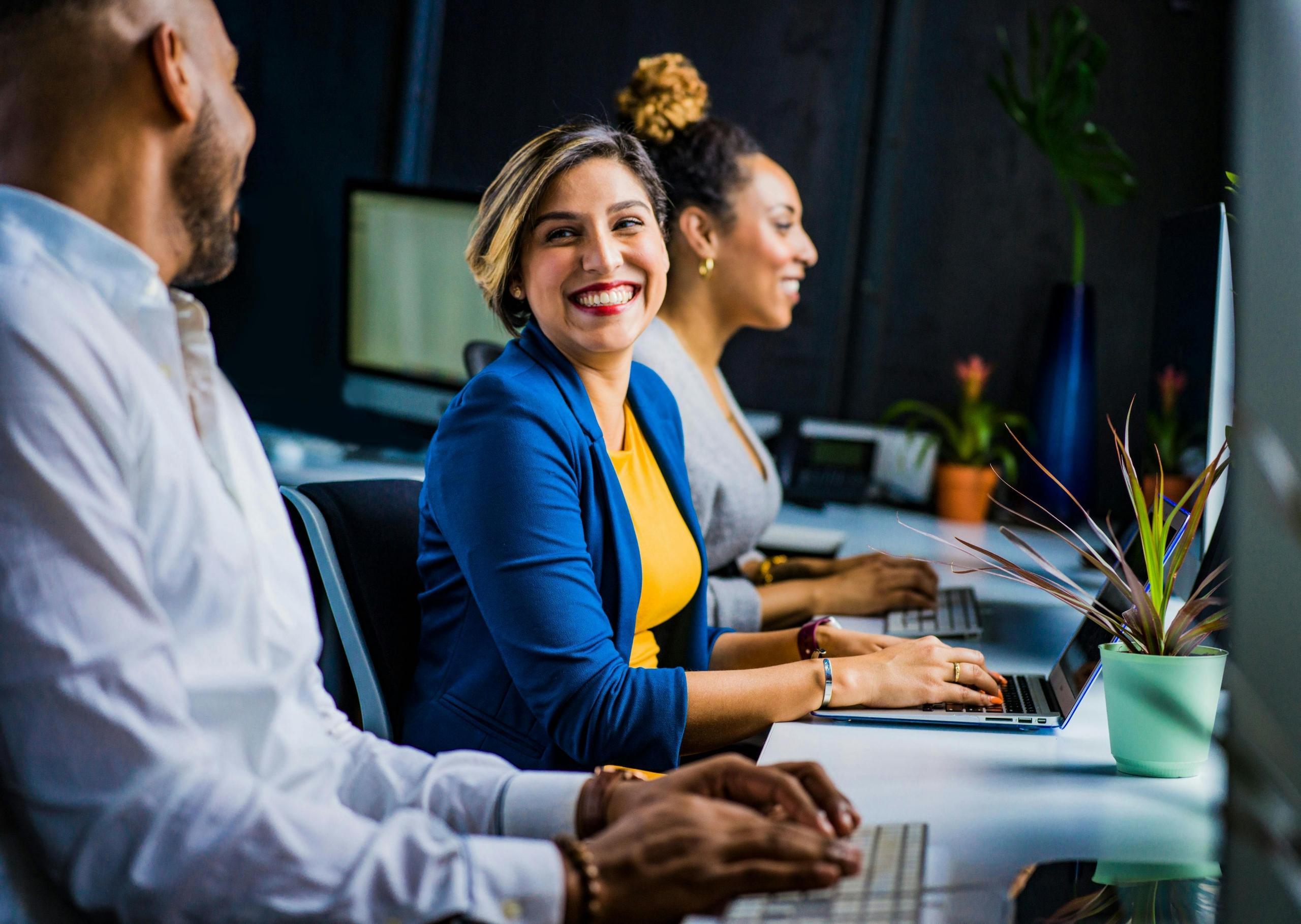 personas trabajando y sonriendo