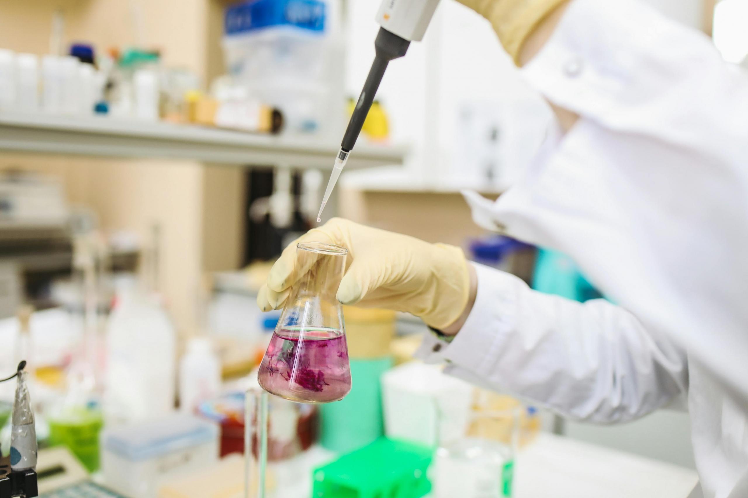 persona realizando un experimento de laboratorio