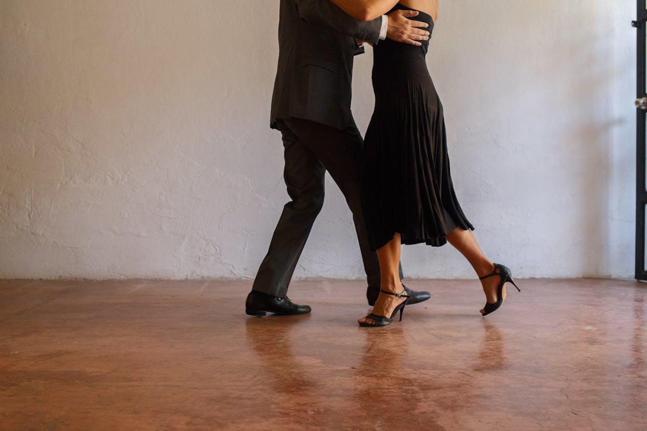 personas bailando tango