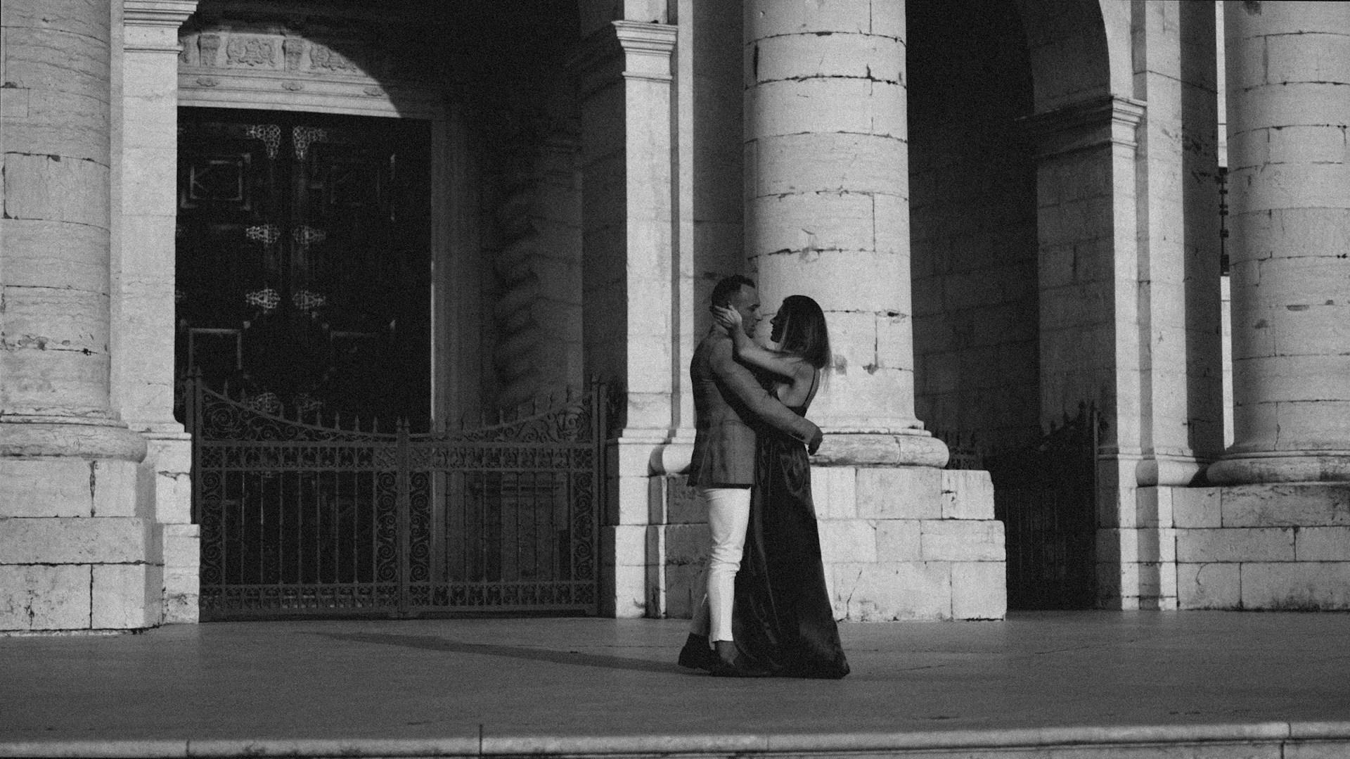 Pareja bailando tango en una galería