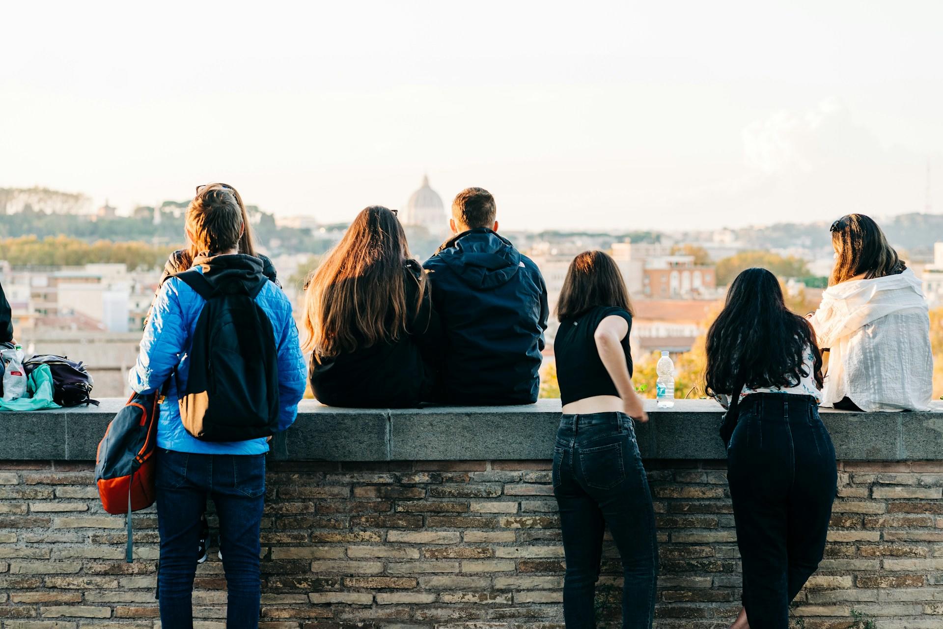 grupo de personas viendo el paisaje de Roma