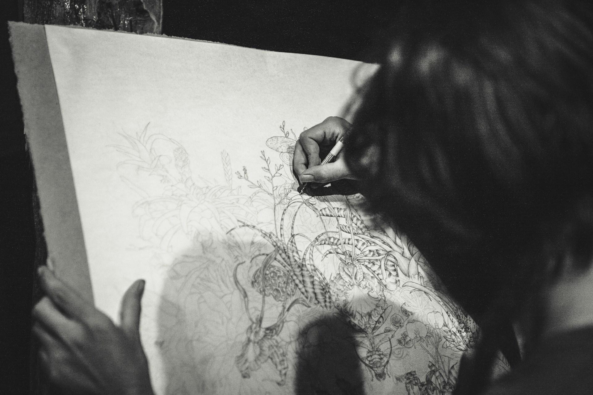 persona trazando un dibujo