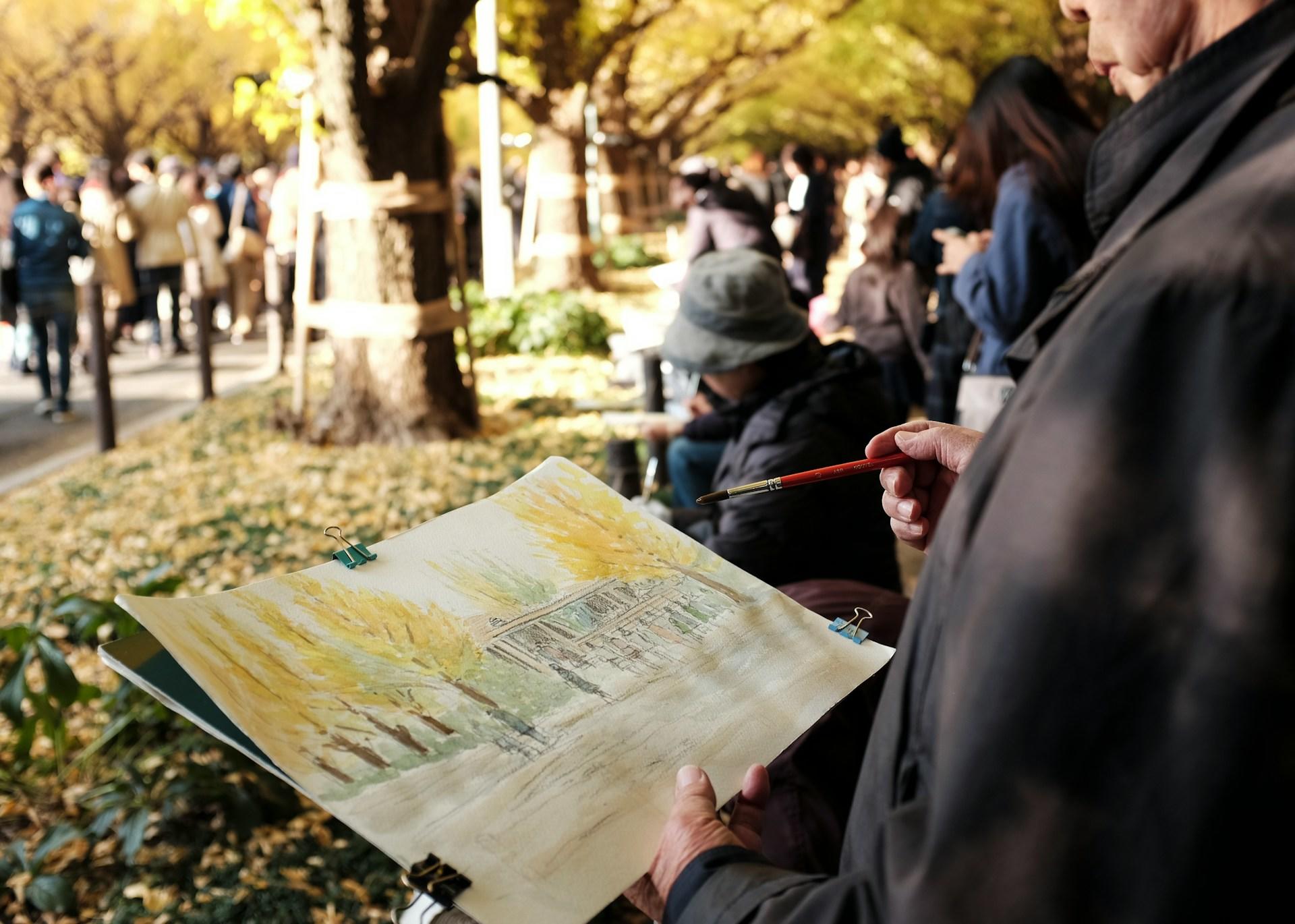 persona pintando en un parque
