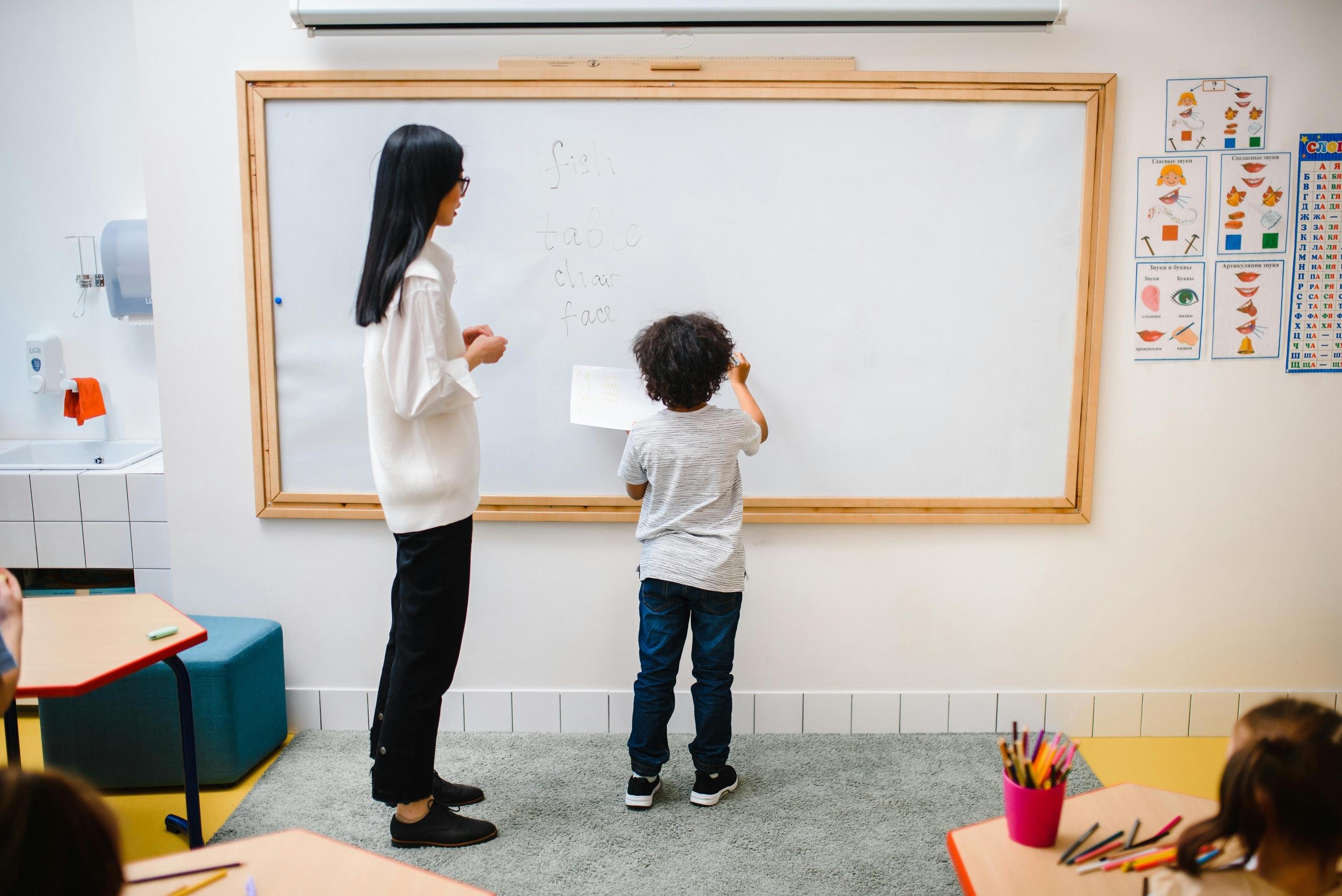 profesora y alumno en una clase de idiomas